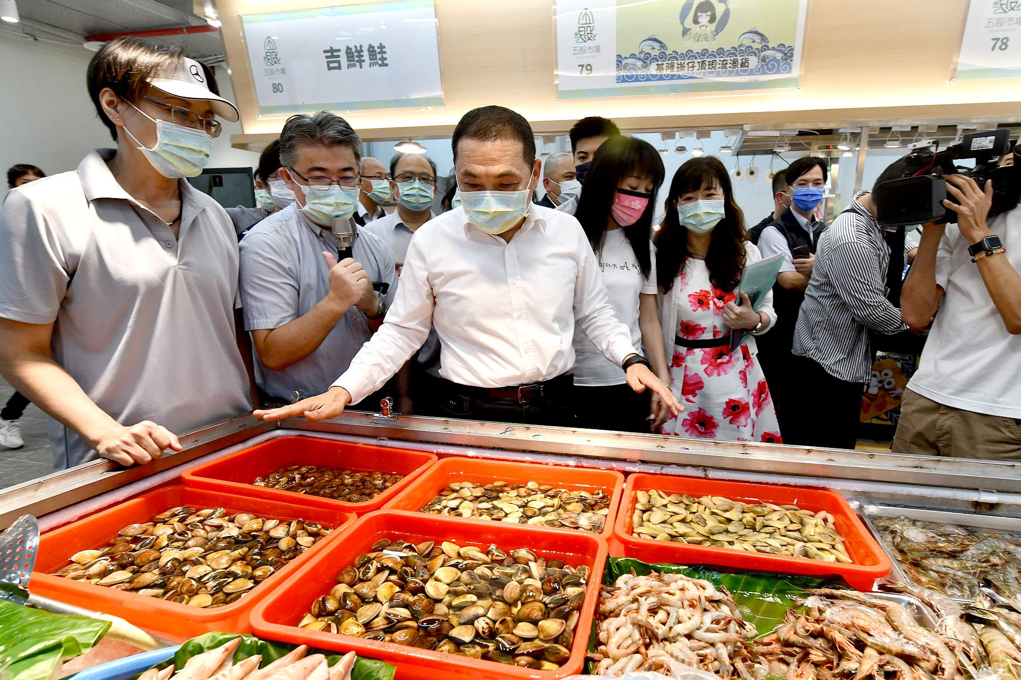 五股公有市場採全日型營業模式,讓在地居民不需跨區採買,下班後也可買到新鮮食材。