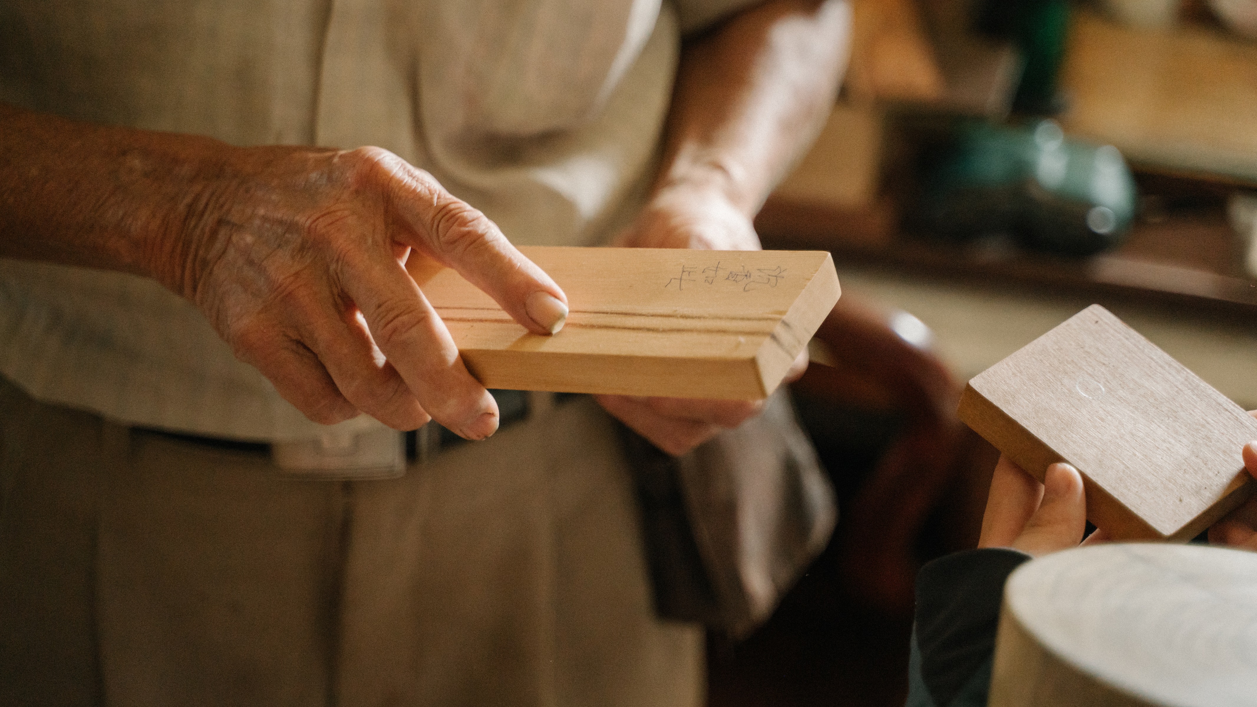 細木作工藝課程帶領民眾從工具的認識到操作運用，體驗手作觸感