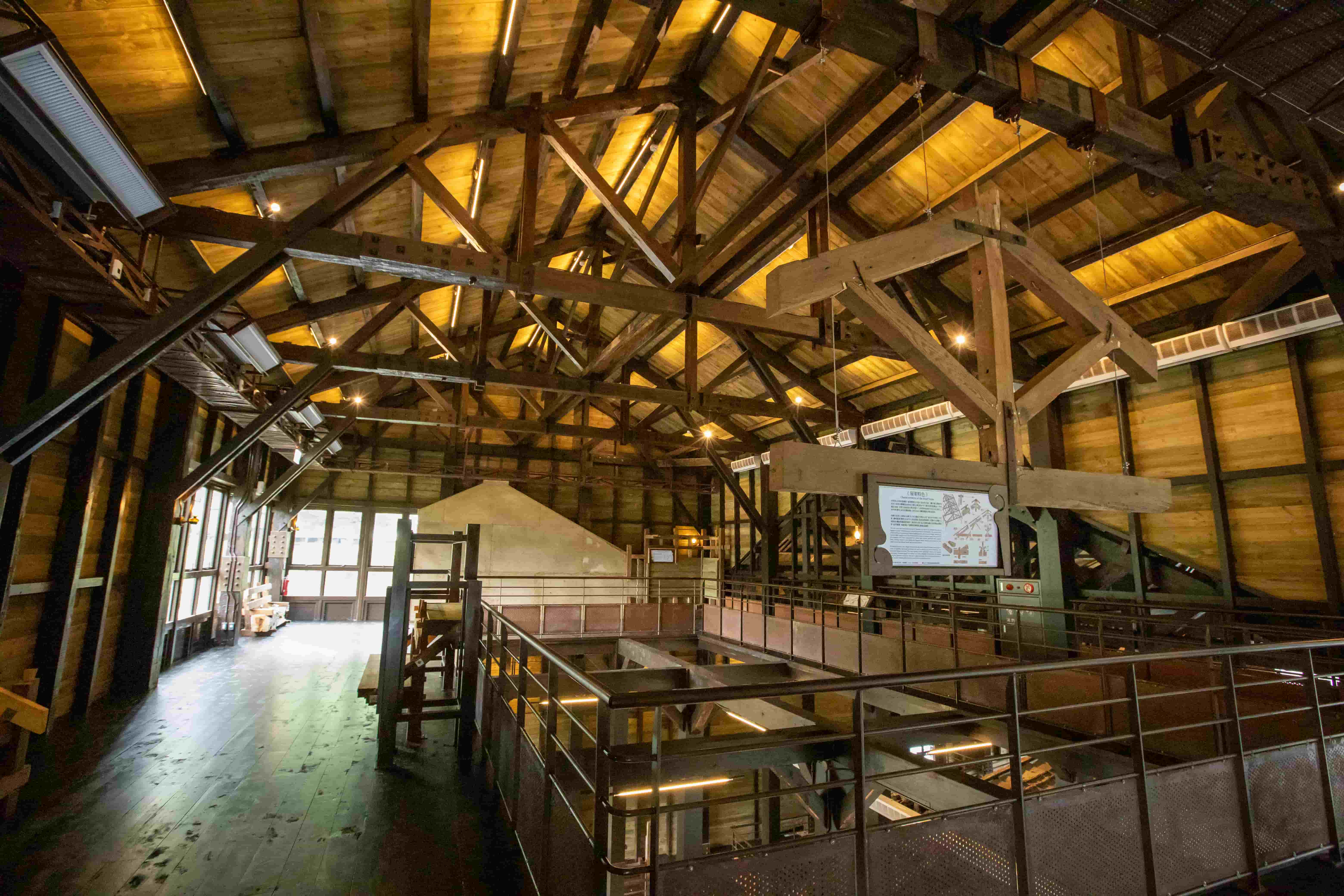 整煤廠三樓可俯瞰整座建物精湛的木匠技藝，並展示屋架、雨淋板、榫接等特殊木造工法