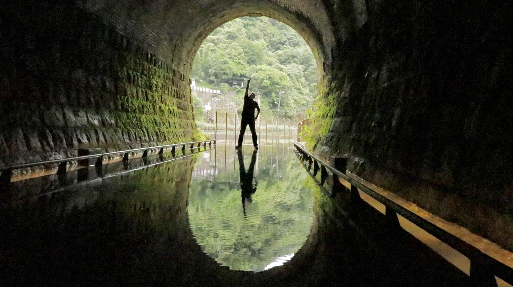新北市長侯友宜在三貂嶺隧道中最著名的鏡面水池前體驗，拍出令人贊嘆的倒影畫面