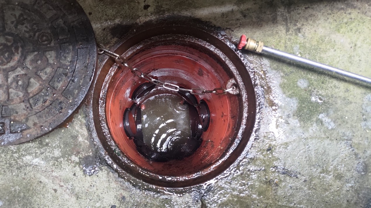 使用小型高壓清洗機-進行污水下水道清洗後降低管壁持續附著油脂以減少污水管阻塞機率