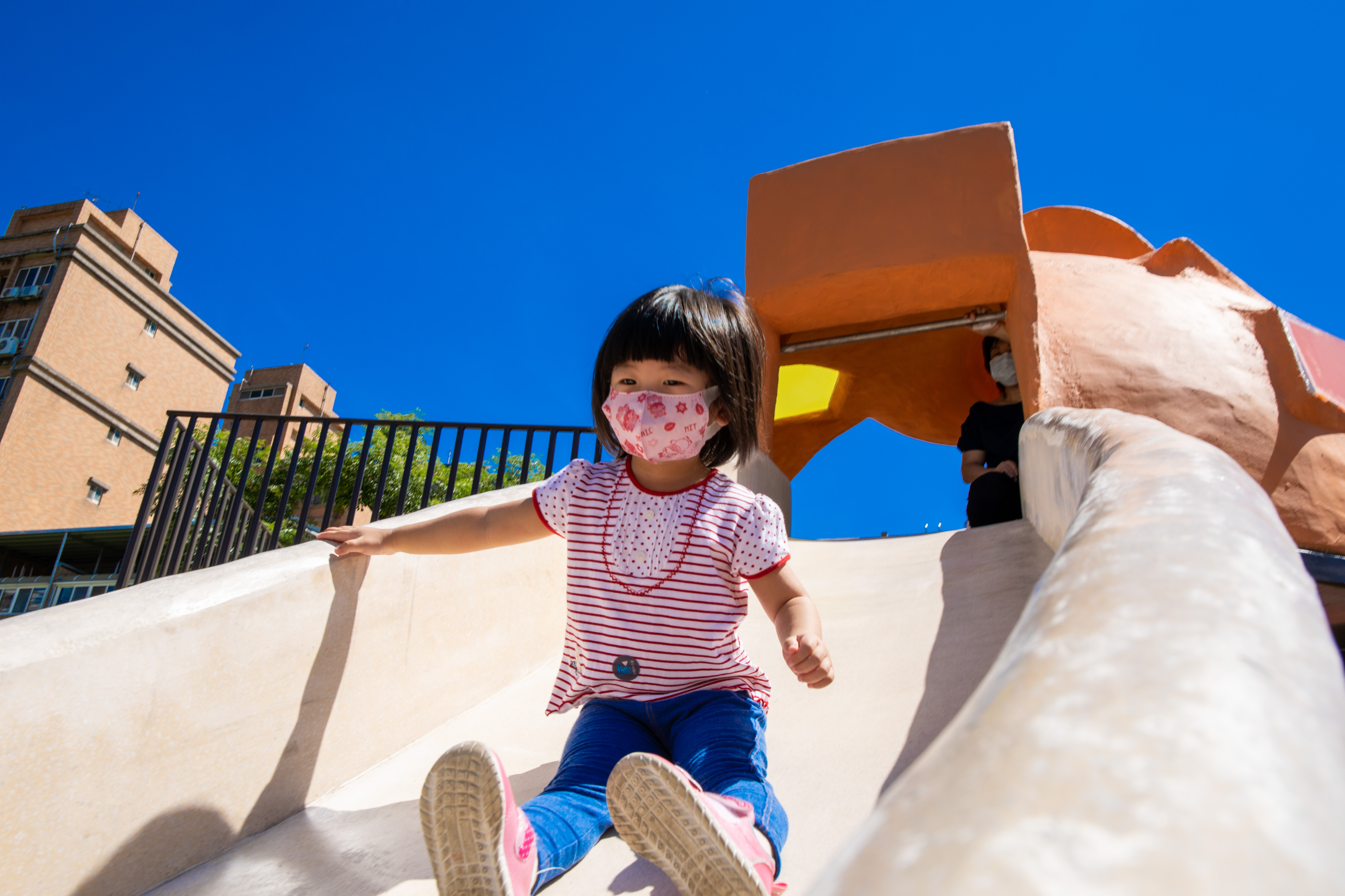 新啟用的鶯歌尖福公園陶壺遊戲屋設置一座2.6公尺的溜滑梯，小朋友們爭相體驗。