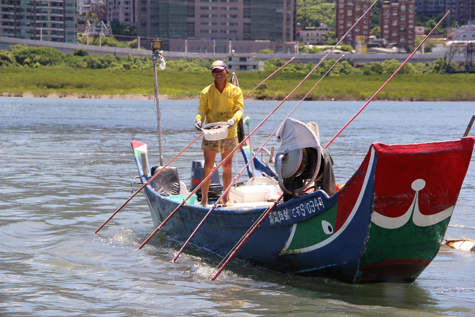 在地漁民現場示範百年漁業文化—耙文蛤(淡水區漁會提供)
