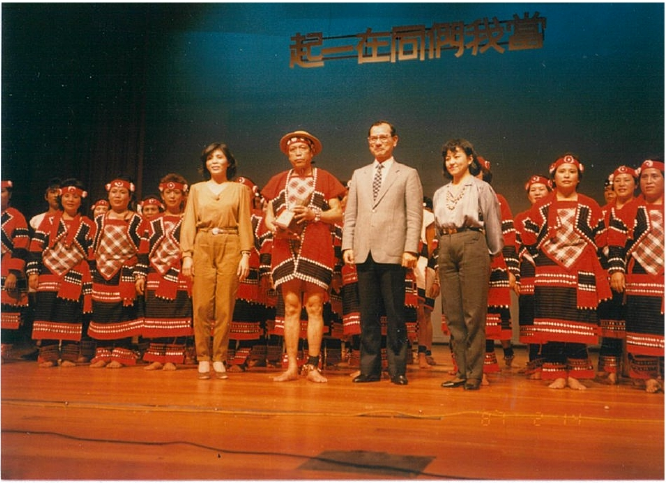 ▲民國80年代一場火災讓表演場地付之一炬,不僅山胞公司重創,烏來觀光也逐漸式微。團員重新在火災後聚在一起拍攝形象照片,舞者服飾以觀光導向為主,非泰雅族傳統服飾。(圖/新北市政府原住民族行政局提供)