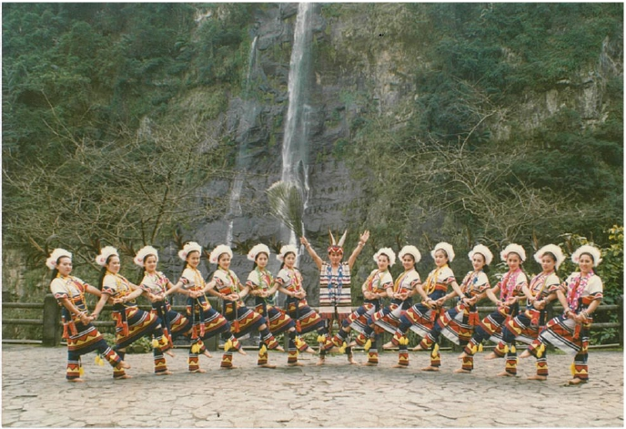 ▲民國60年代遊客在清流園入口前留影。入口旁設有山地歌舞文物大看板、原住民族划行獨木舟模型畫板,展現出烏來歌舞觀光的當年盛景。(圖/新北市政府原住民族行政局提供)