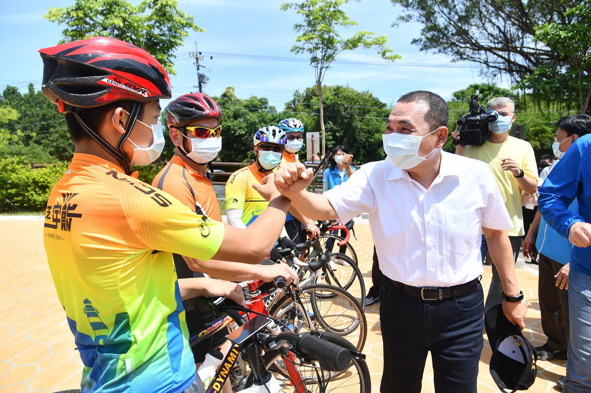 三芝新庄自行車公園今(14)日啟用，新北市長侯友宜與自行車友熱情打招呼。