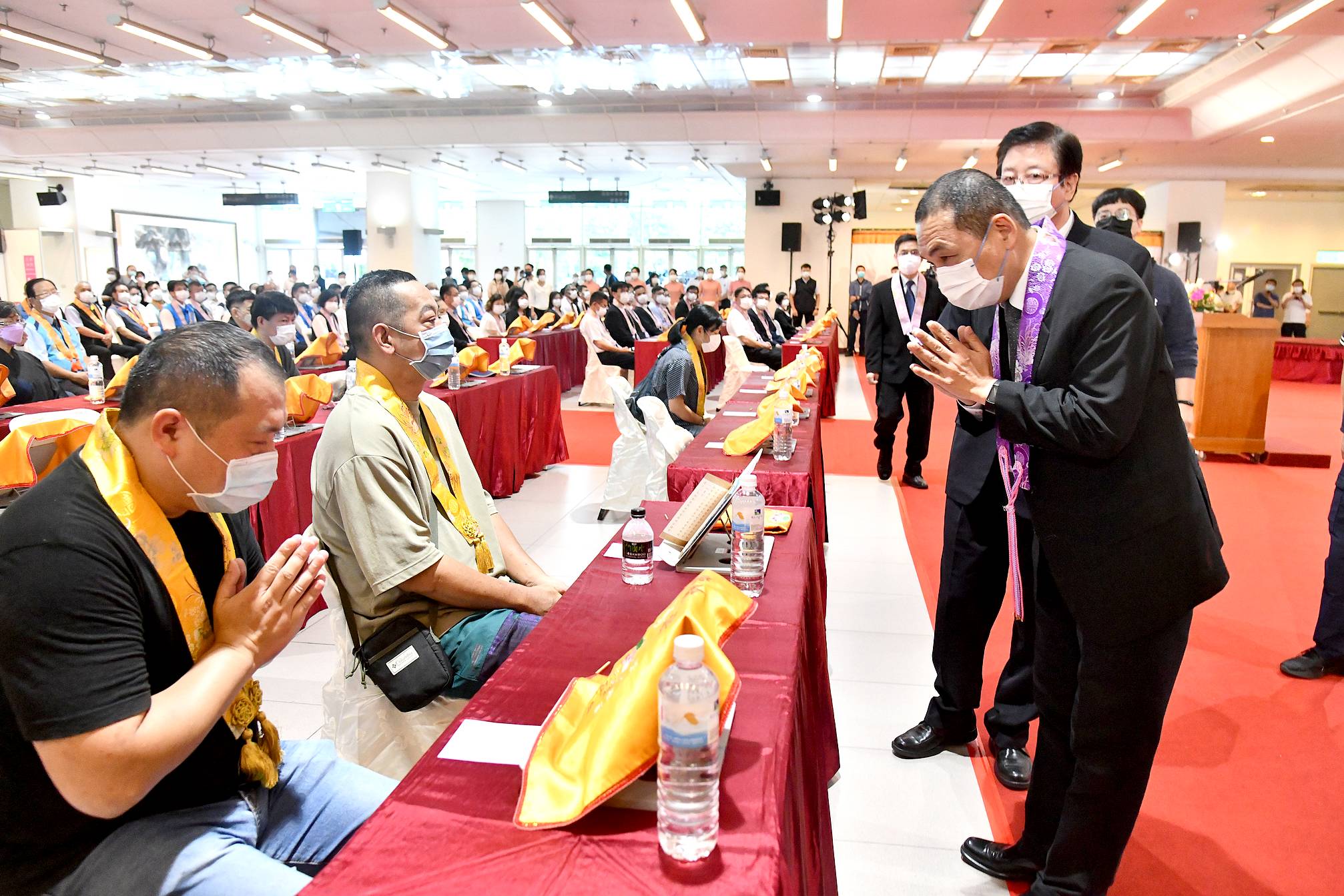 新北市政府今(17)日於三重體育館舉辦「2022新北市新冠病毒亡者超薦祈福法會」,市長侯友宜雙手合十向家屬表達關心之情。