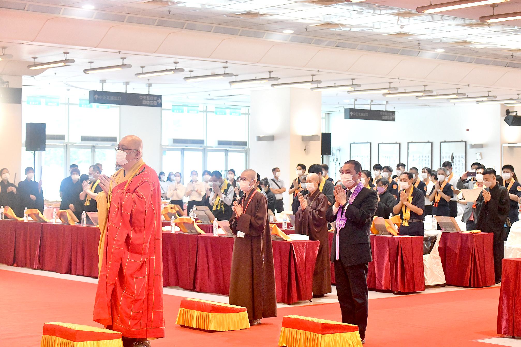 「2022新北市新冠病毒亡者超薦祈福法會」由新北市府與財團法人靈鷲山佛教基金會共同執行,盼藉恭誦《藥師經》及《藥師咒》,祈求諸佛讓生者離苦得樂。