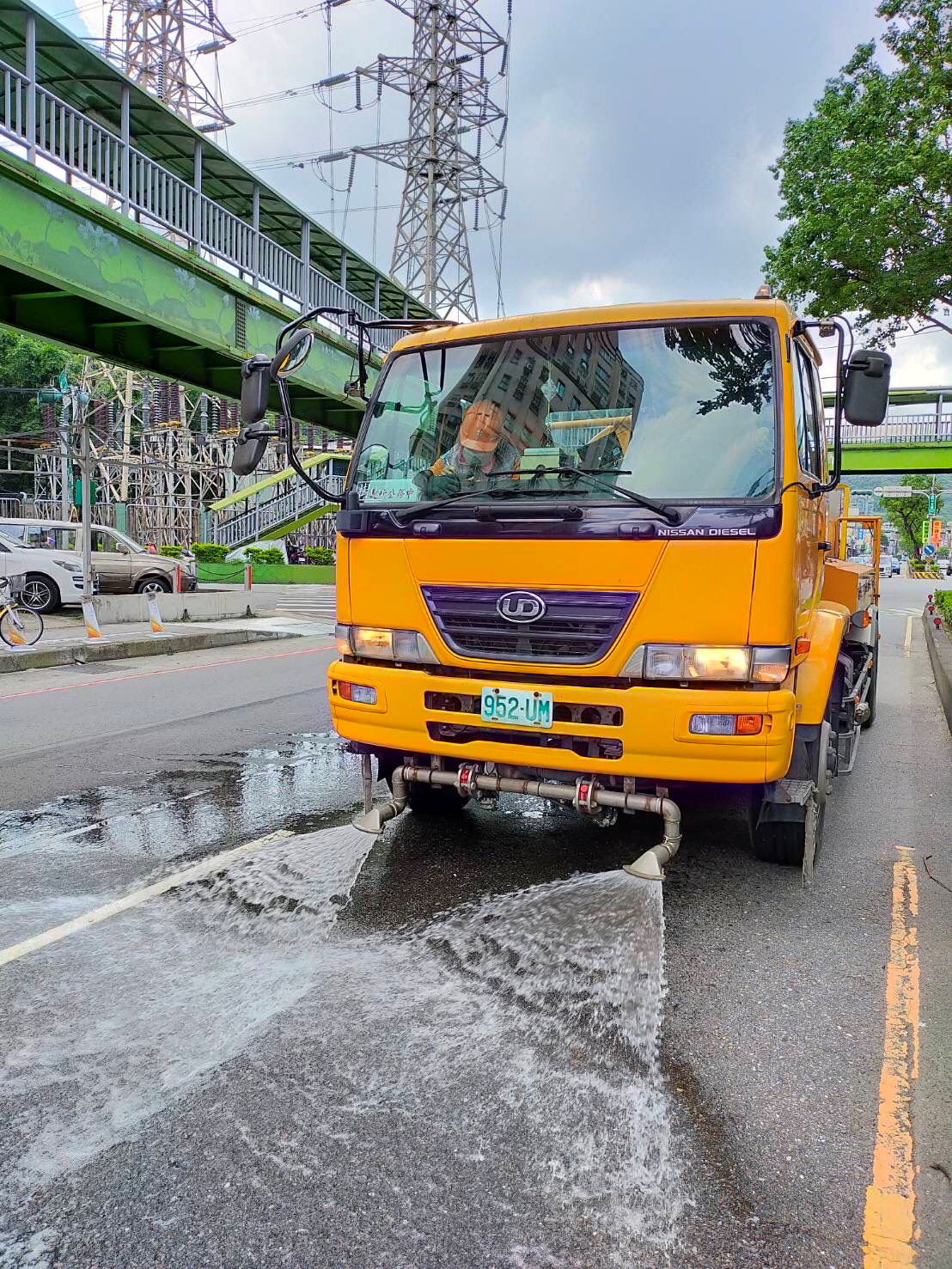 環保局出動洗街車至樹林區進行路面灑水降溫之情形
