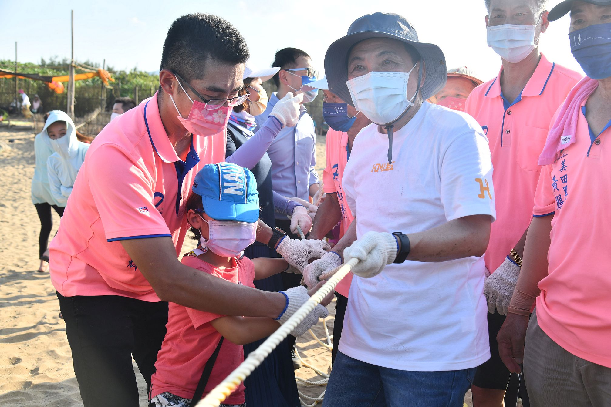 市長侯友宜與民眾協力將漁網拉上岸