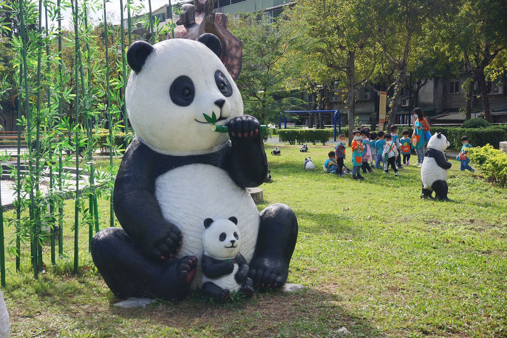  楓樹腳公園-草地上可愛的熊貓裝置藝術