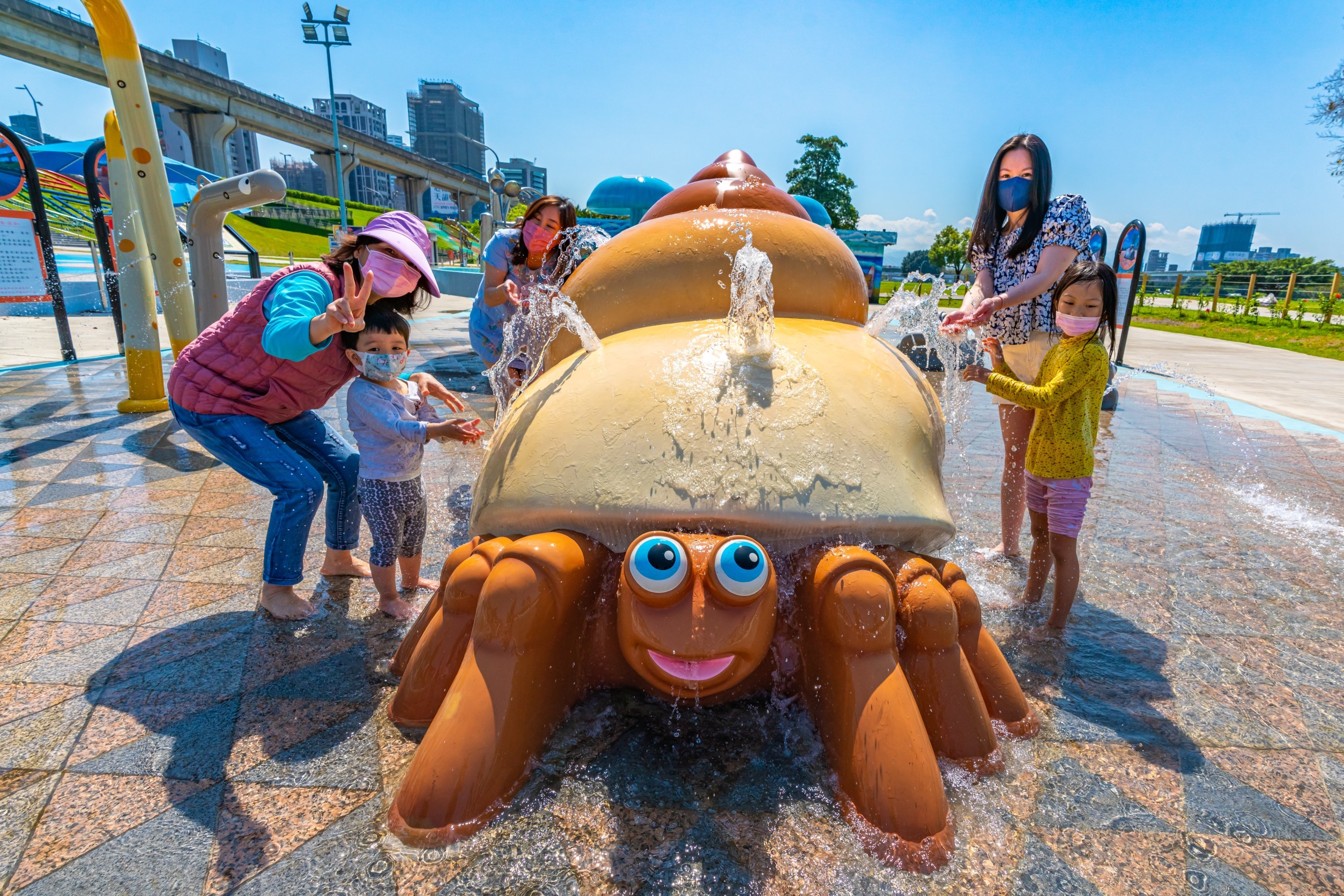海世界水樂園-寄居蟹表情生動，吸引親子玩樂趣