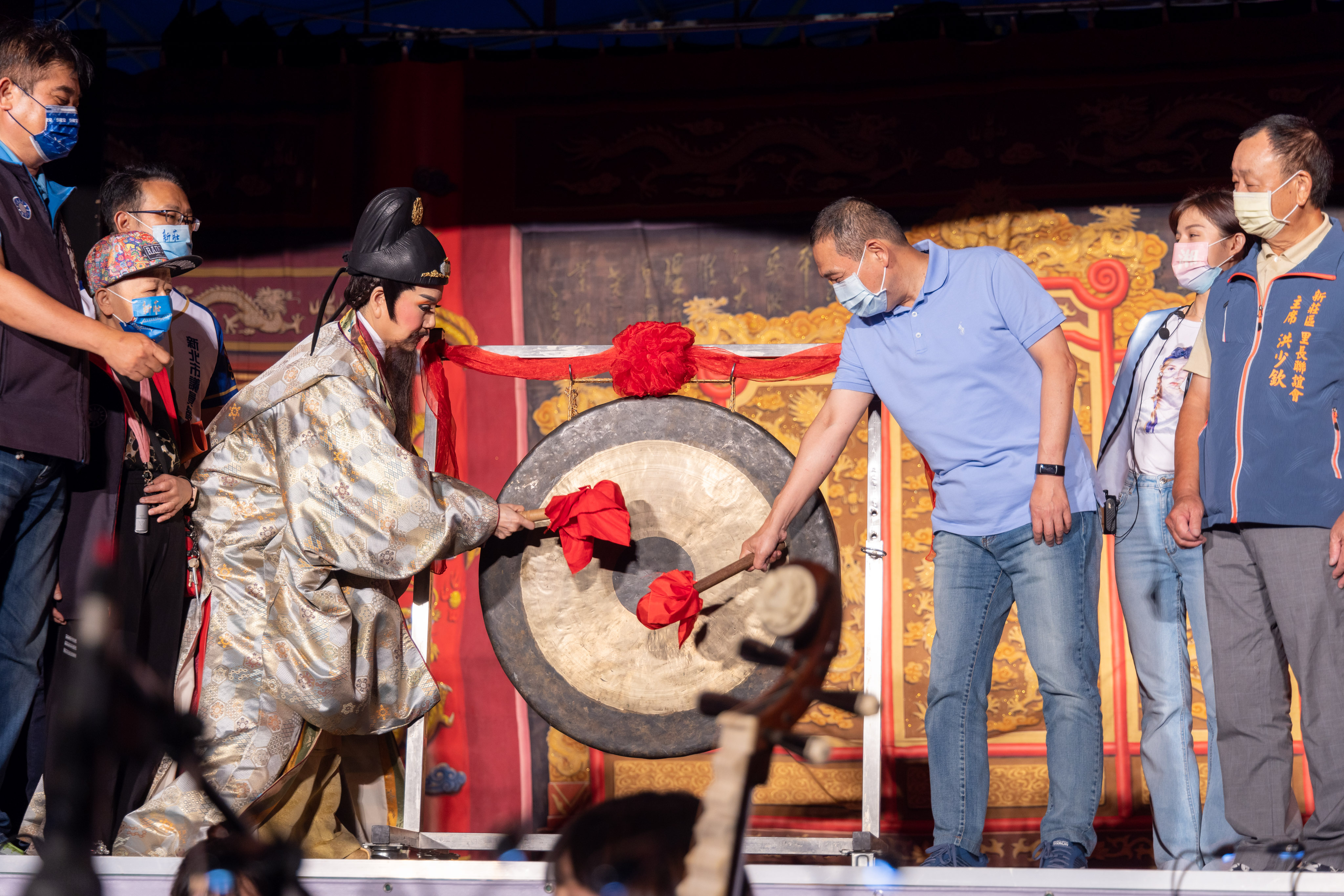 侯友宜市長與扮演唐太宗的唐美雲共同鳴鑼宣布天鵝國宴開席