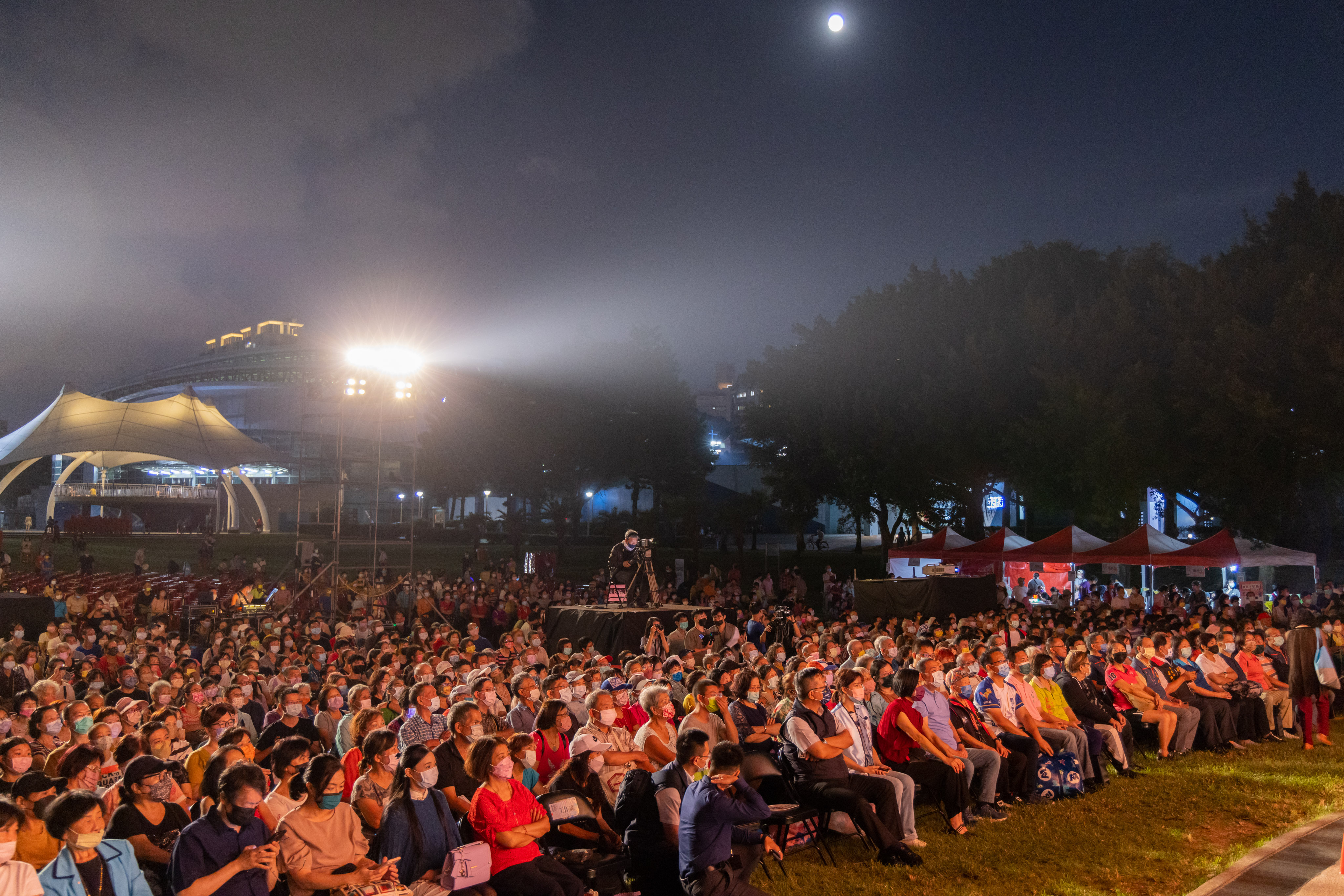 侯友宜市長前往新莊區運動公園陽光草坪,欣賞國家級藝文團隊「唐美雲歌仔戲團」金鐘鉅作「天鵝宴」,與市民朋友一同歡慶中秋佳節