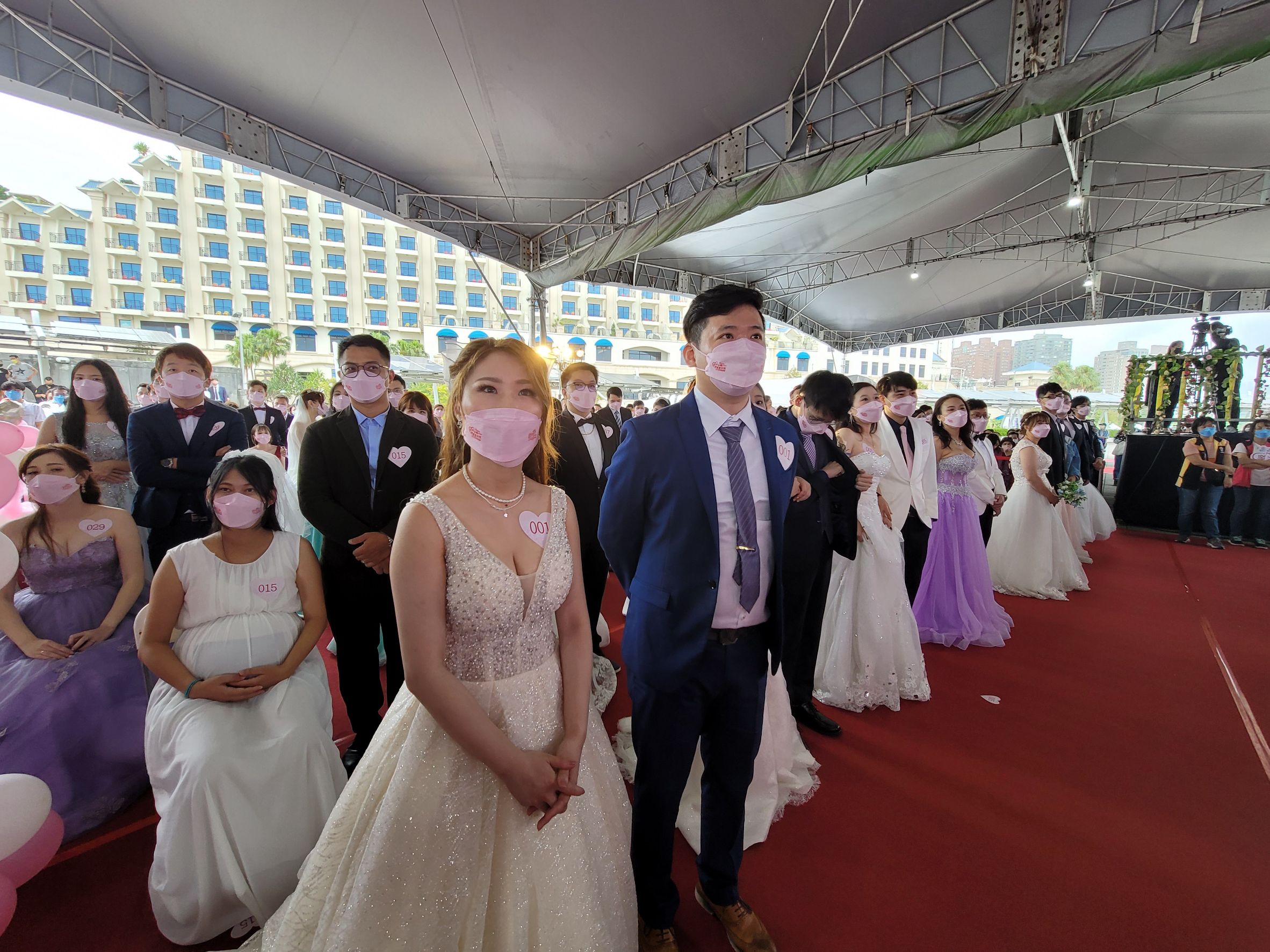 百對新人身穿華麗婚紗參加2022聯合婚禮