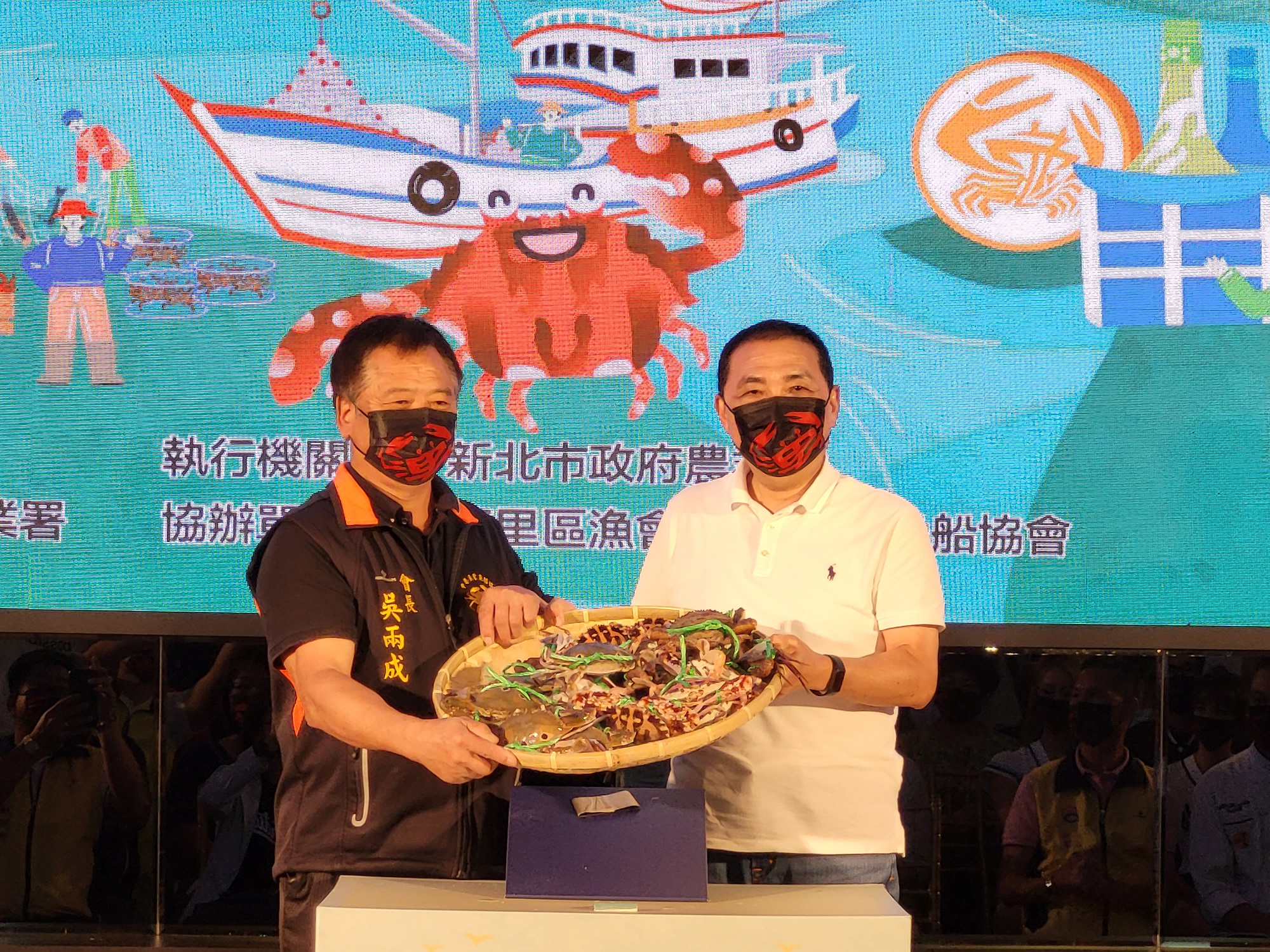 市長與吳兩成會長一同宣傳萬里蟹產季出擊，邀請大家一起到北海岸遊玩品蟹