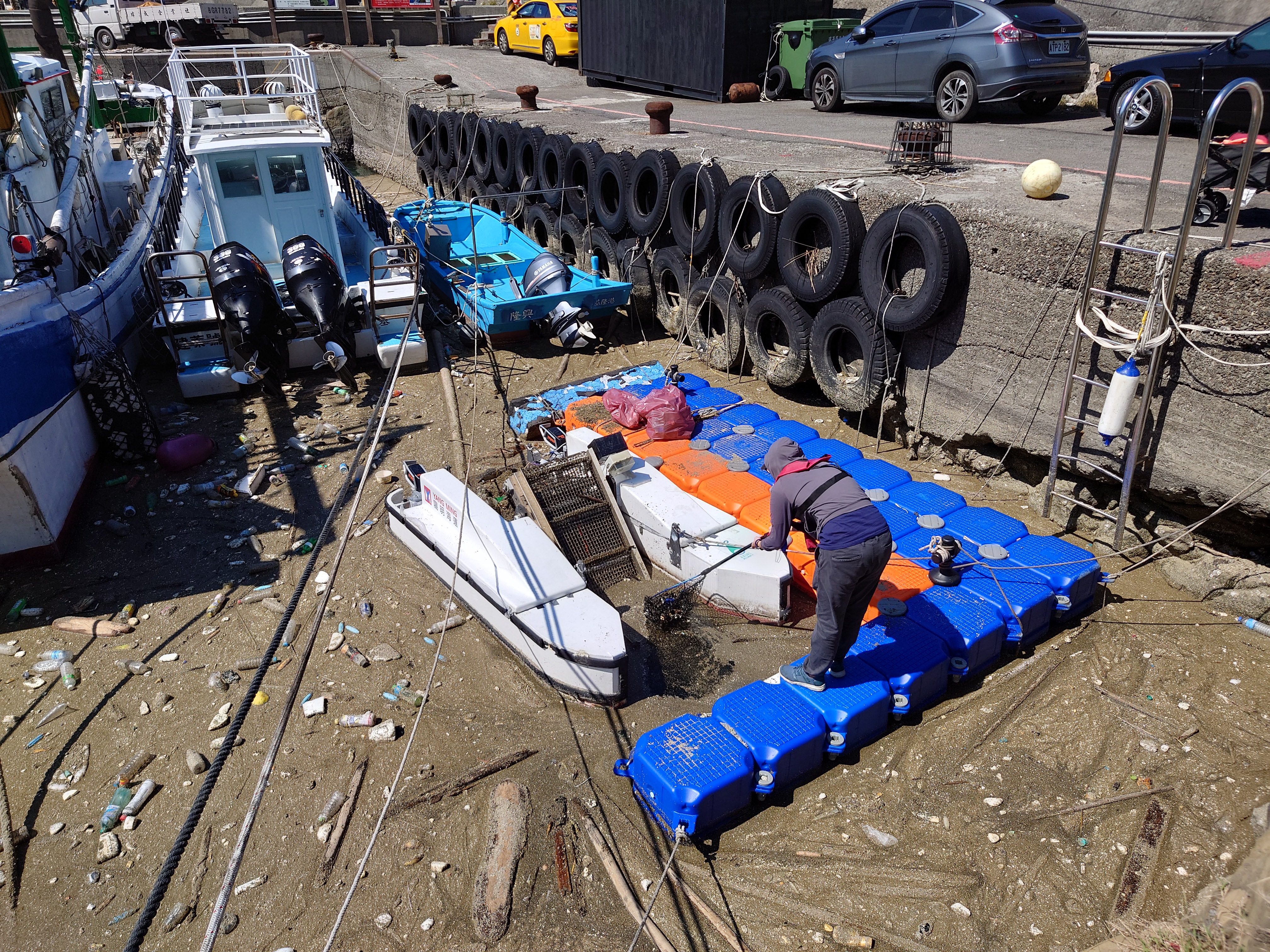 2.「湛鬥機2.5」於瑞芳鼻頭漁港執行海漂垃圾清理作業