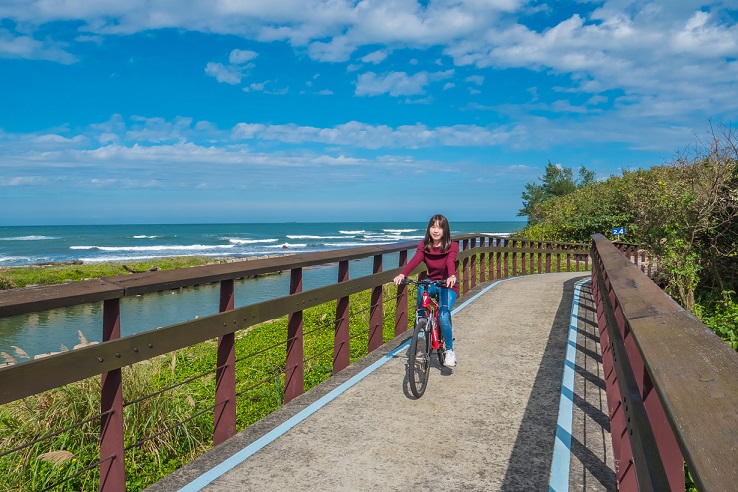 騎遊雙灣自行車道享受海風