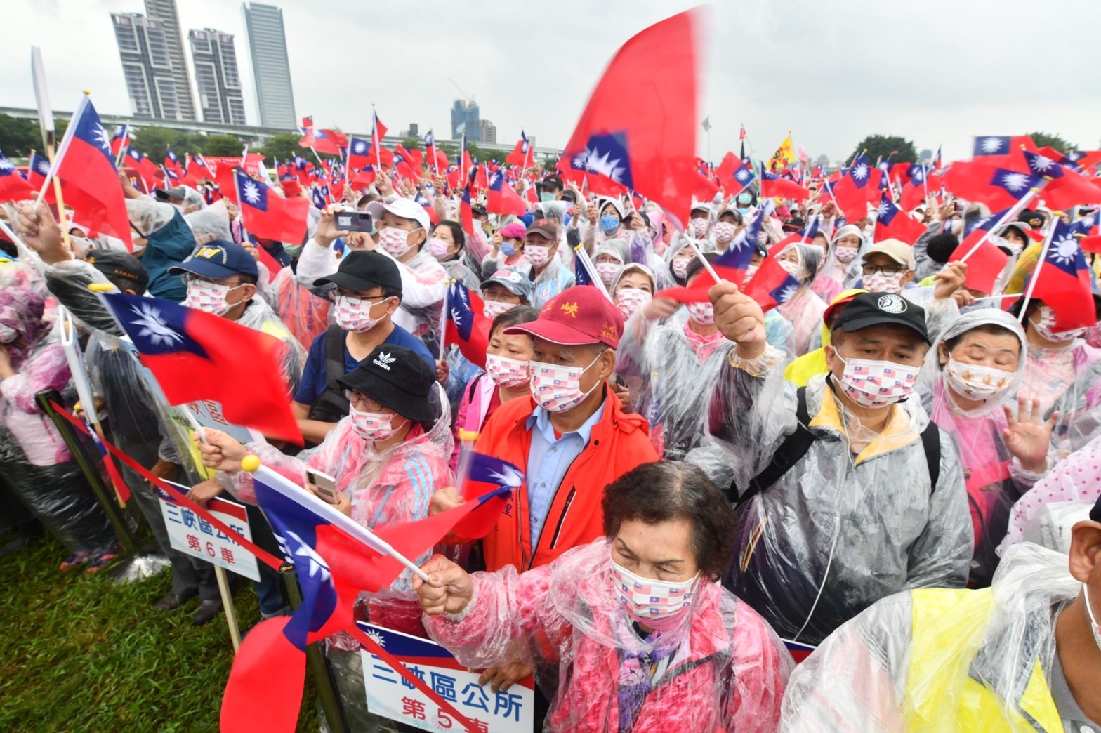 新北國慶大典現場迎來大批民眾熱情參與