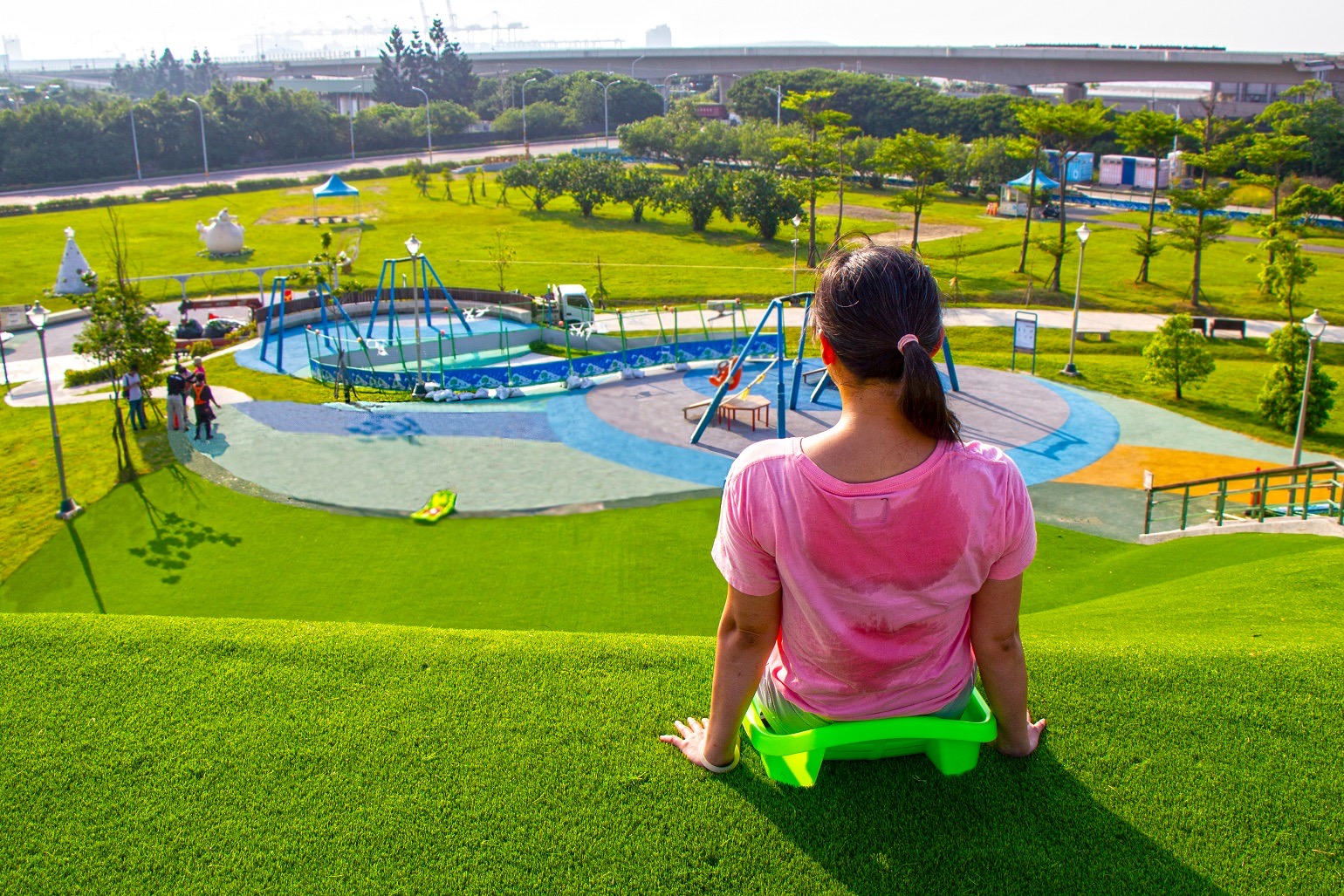 十三行文化公園兒童遊戲場的滑草場是八里必玩景點