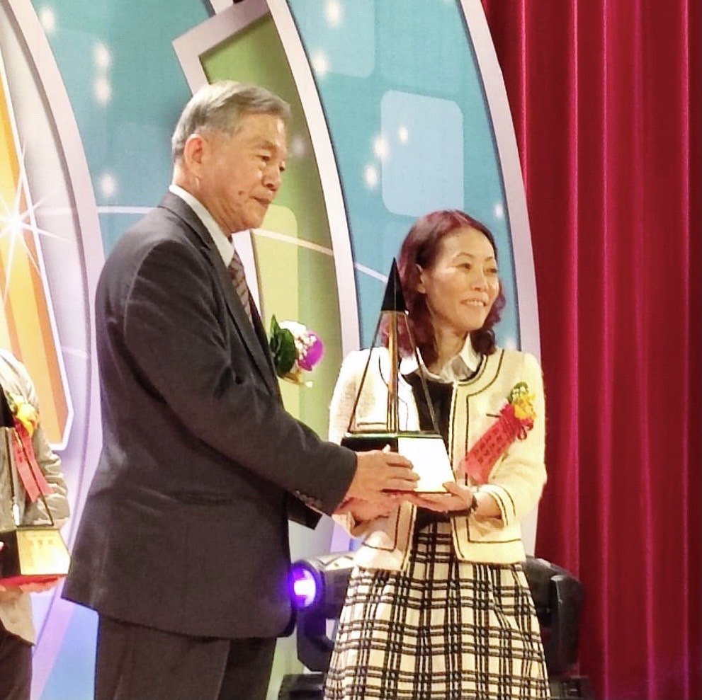 交通局副局長林麗珠（右）代表出席領獎