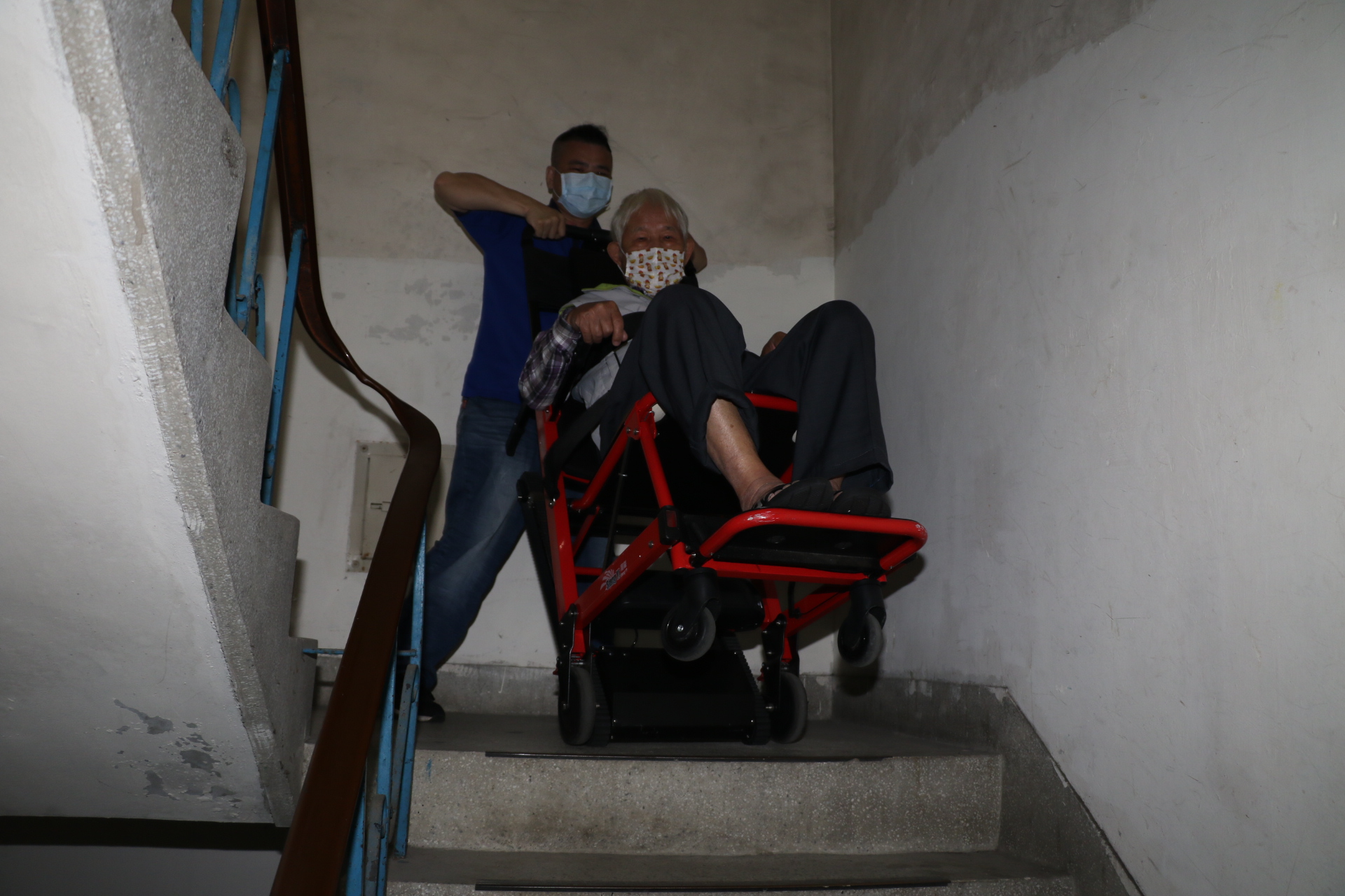 住在新莊昌明街老舊公寓4樓的黃爸爸  已多次使用「爬梯巴士Party-BUS」就醫和復健  藉由爬梯機上下樓