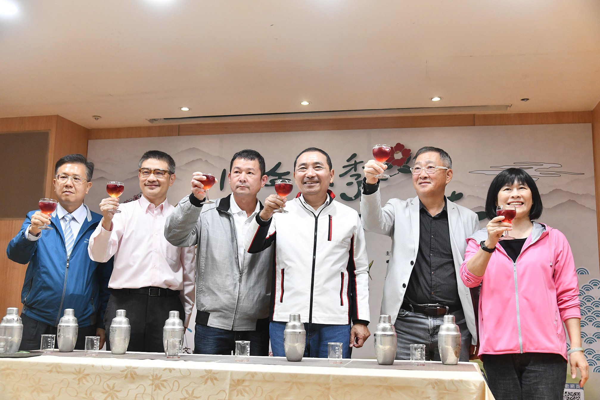市長侯友宜和坪林茶青協會理事長詹承得及貴賓們在記者會中,以包種茶調酒舉杯象徵新北冬茶上市。