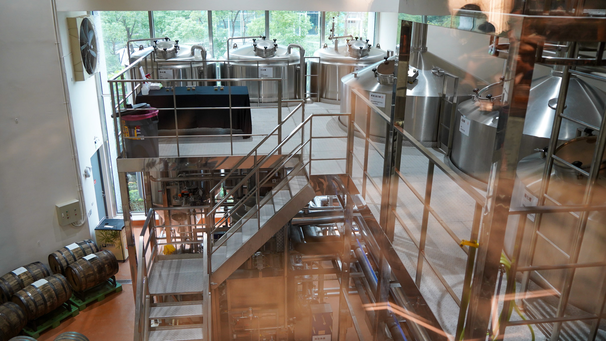 「啤酒頭釀造」酒廠特別引進頂級德國GEA釀造設備，打造二層樓高的落地觀景窗，展示啤酒釀造製程中最重要的糖化釀造設備，讓參觀者可近距離一覽釀造過程。