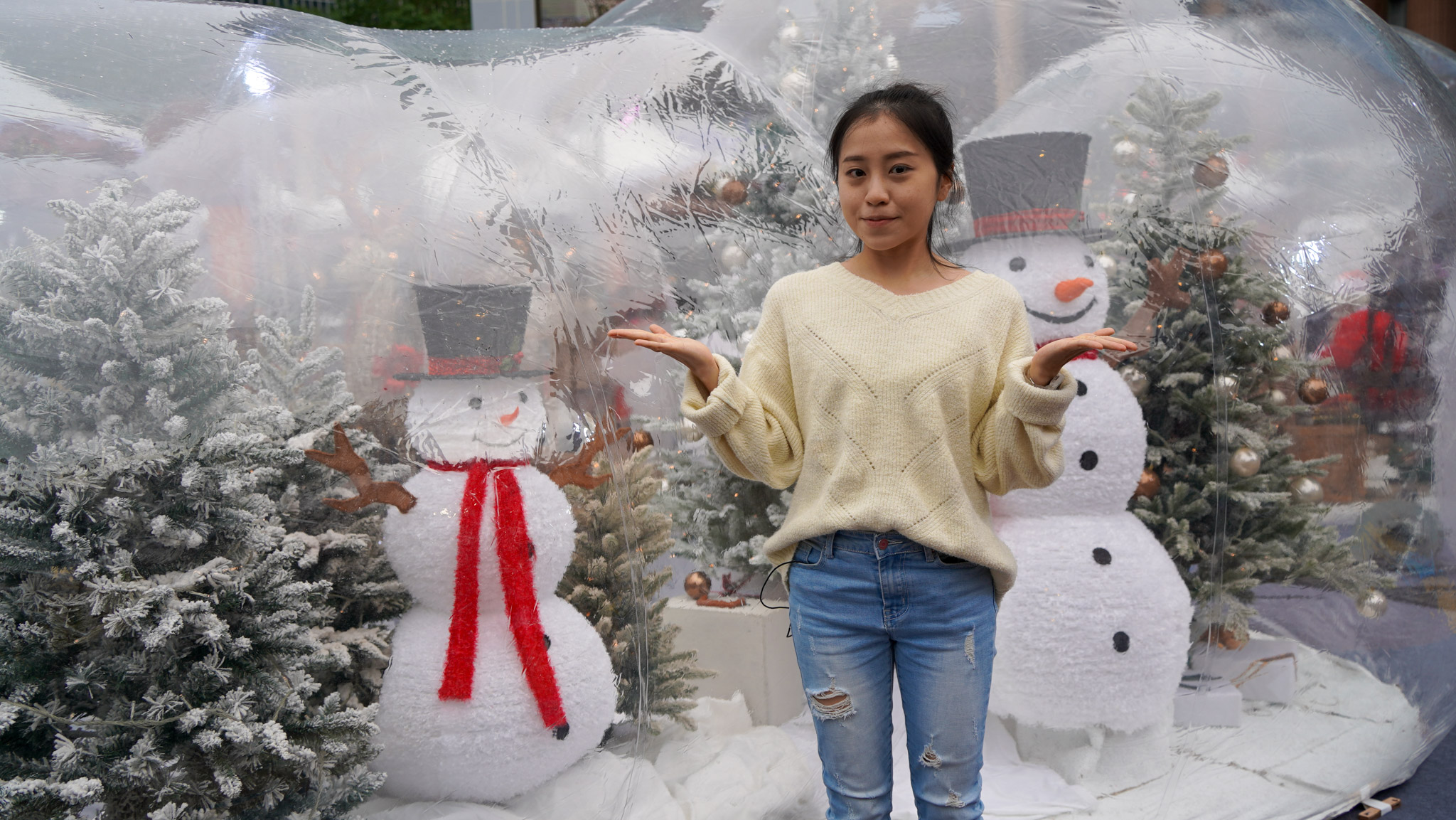 新北耶誕市集現場打造雪白泡泡雪屋，每日有聖誕老人現身雪屋分享歡樂。