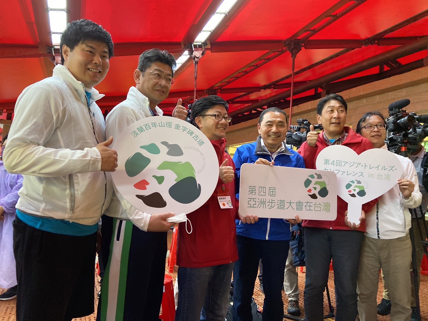 新北市市長侯友宜與日本宮城縣代表團、韓國濟州偶來基金會、韓國步道協會代表進行合影