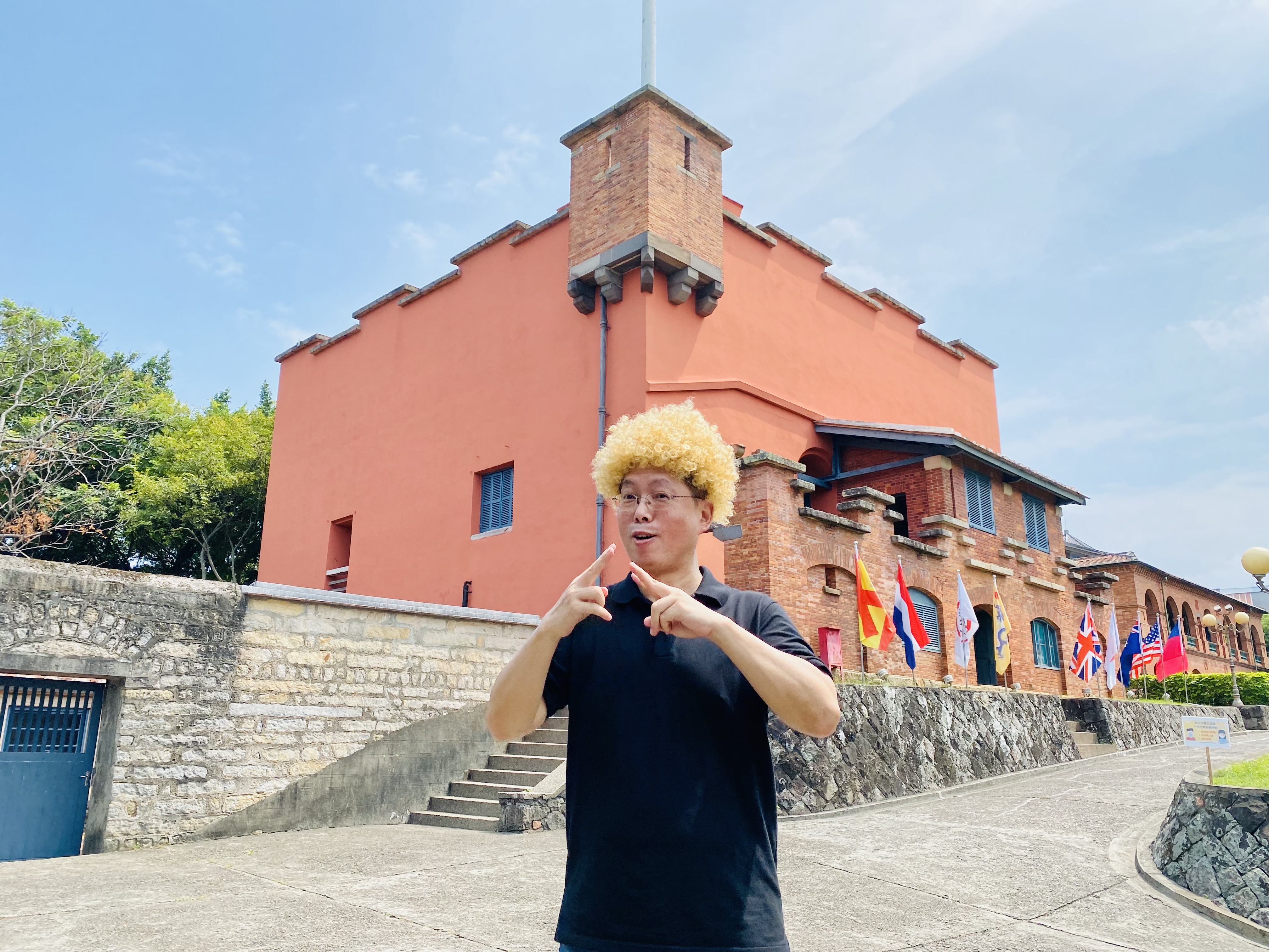 新北市立淡水古蹟博物館與神級手語翻譯員李振輝合作拍攝臺灣手語和華語的雙語影片，提升文化平權的服務。