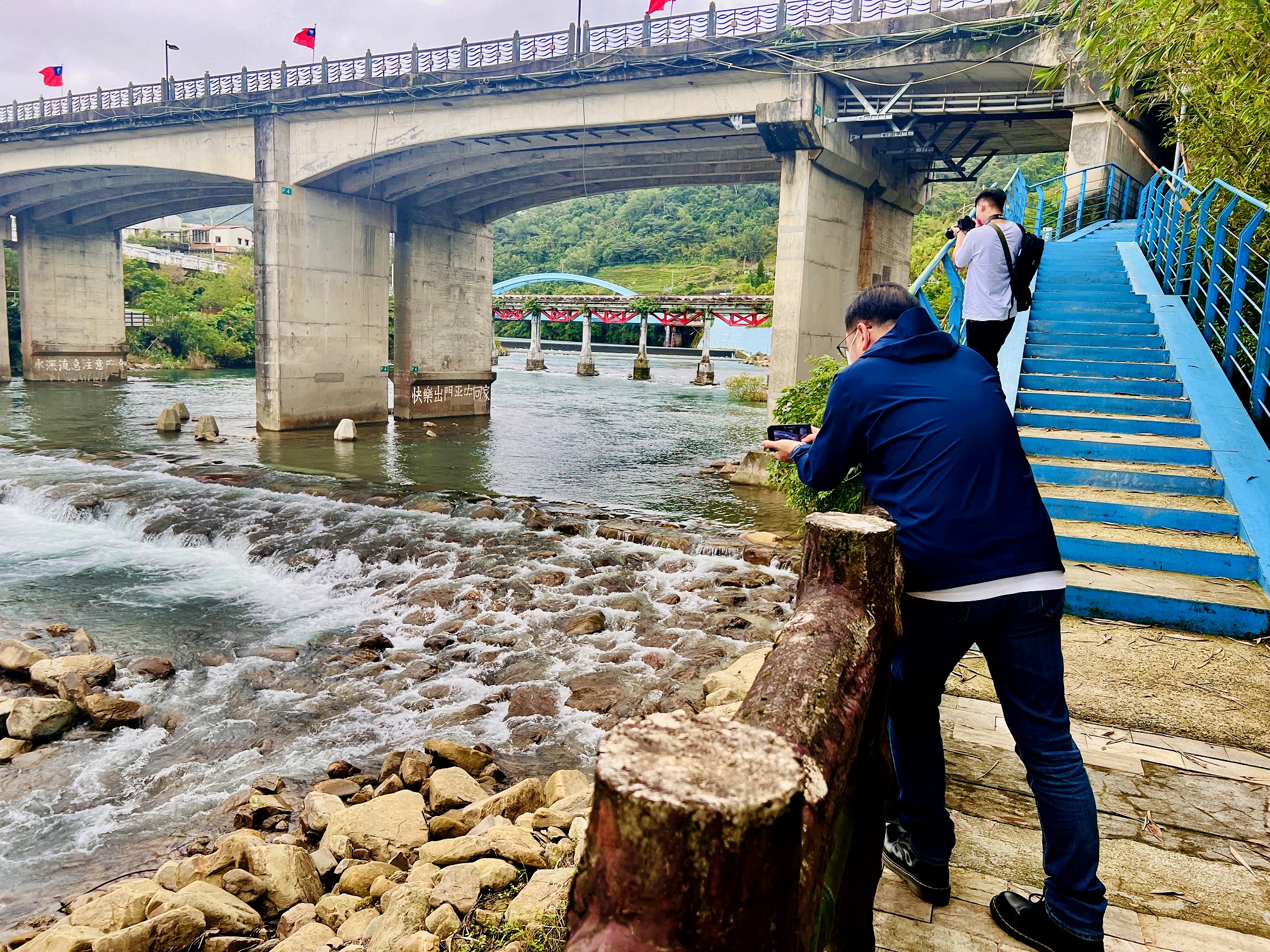 河水打上固床工形成跳躍式滾流奔騰而下的場景，路過遊客都忍不住拿起相機拍不停。