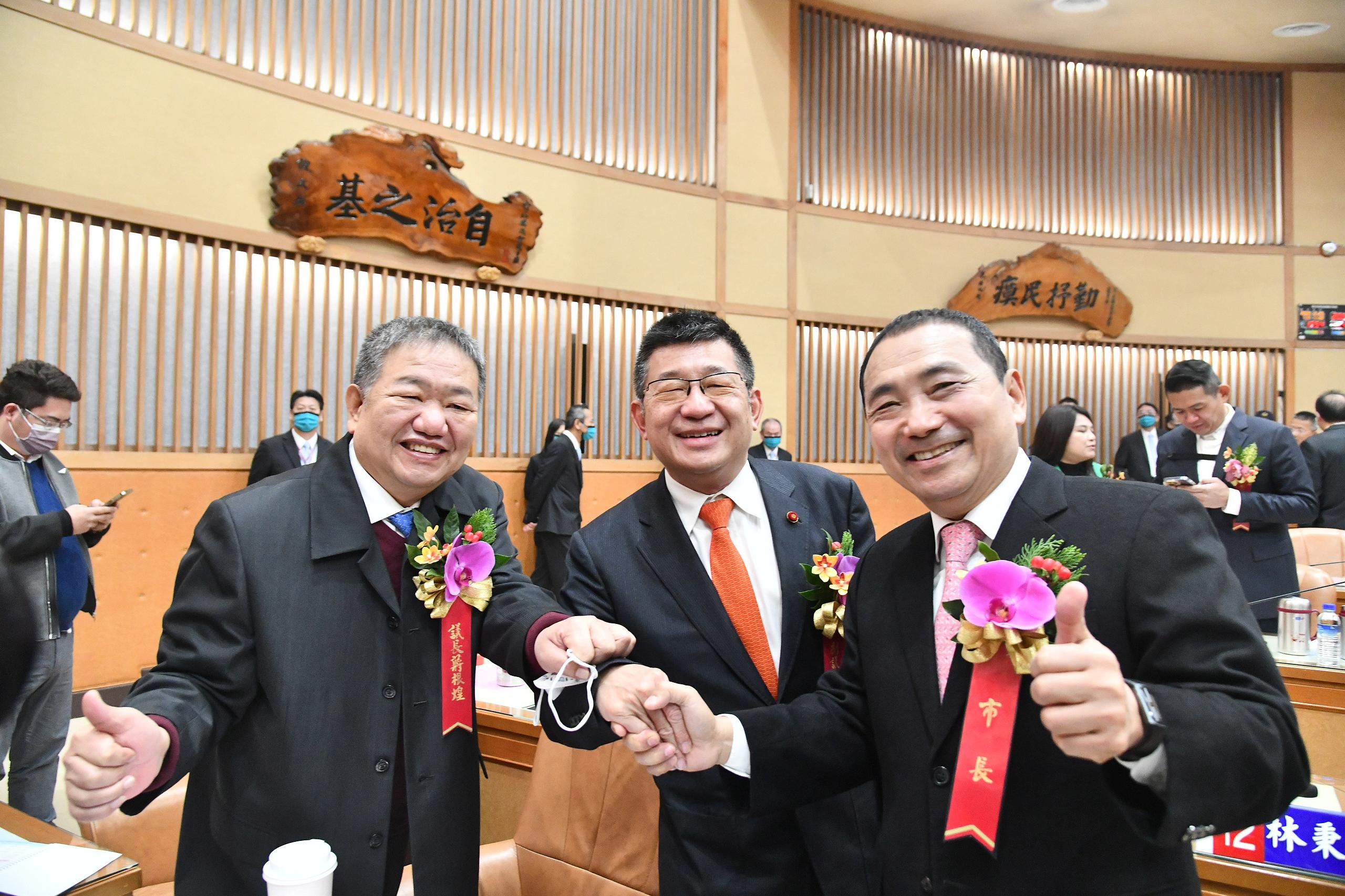 新北市議會今(25)日進行第四屆議長及副議長選舉，結果由蔣根煌及陳鴻源當選正、副議長。