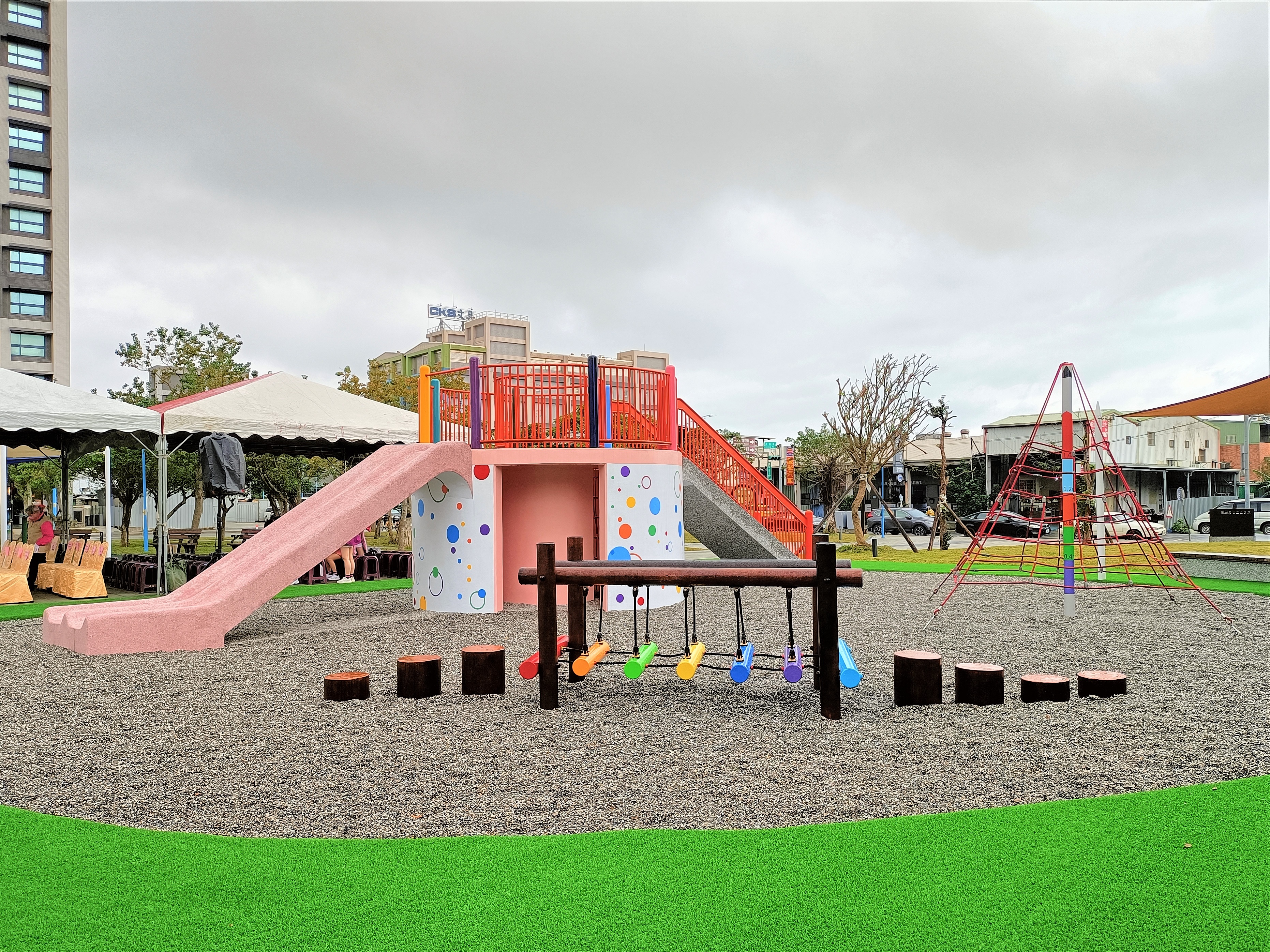 文昌公園遊戲區設有特色溜滑梯、攀爬網及獨木橋等設施遊具,鋪面還採用小孩喜愛的礫坑