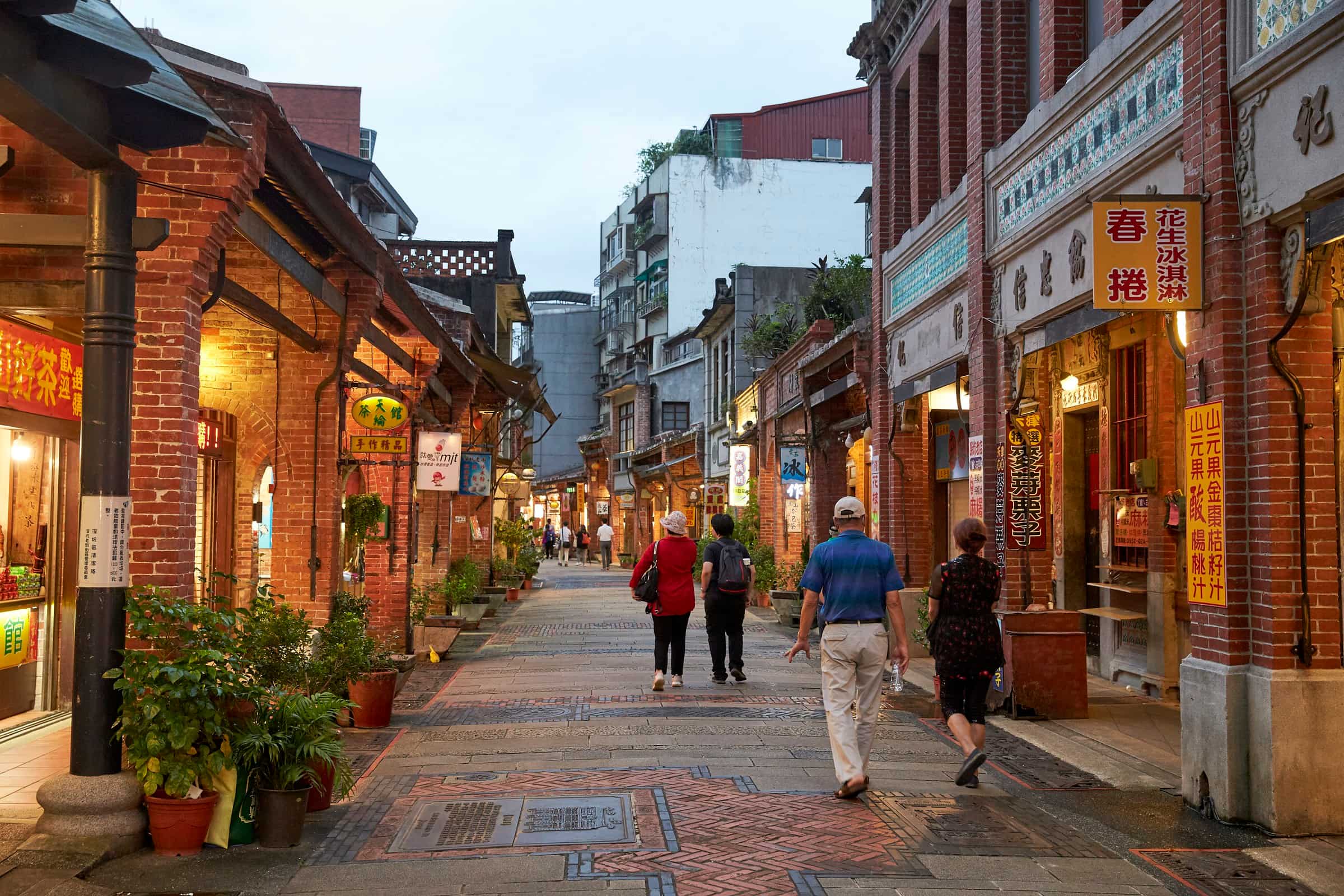 深坑老街是北台灣知名可以品嘗許多豆腐料理的景點，夜晚點起燈更增添老街韻味