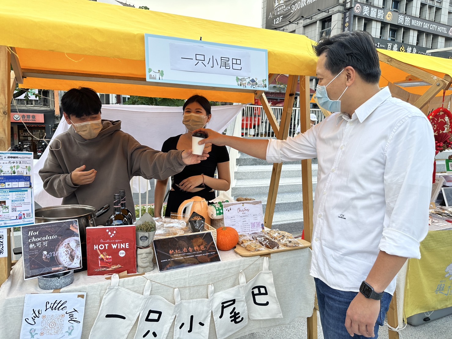 新北市副市長朱惕之參加在府中廣場舉辦的「這髦有意思X府中市集」一一和攤商話家常