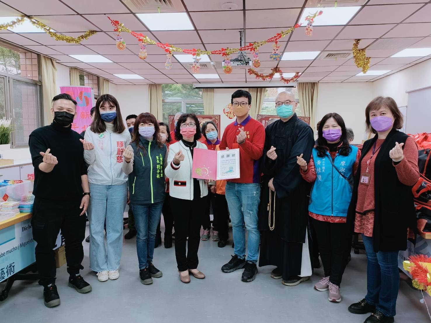 許秀能代表侯友宜市長致贈感謝狀給聖慈青年關懷慈善會代表鍾伯亨  右3為深坑笨港聖慈山常源方丈