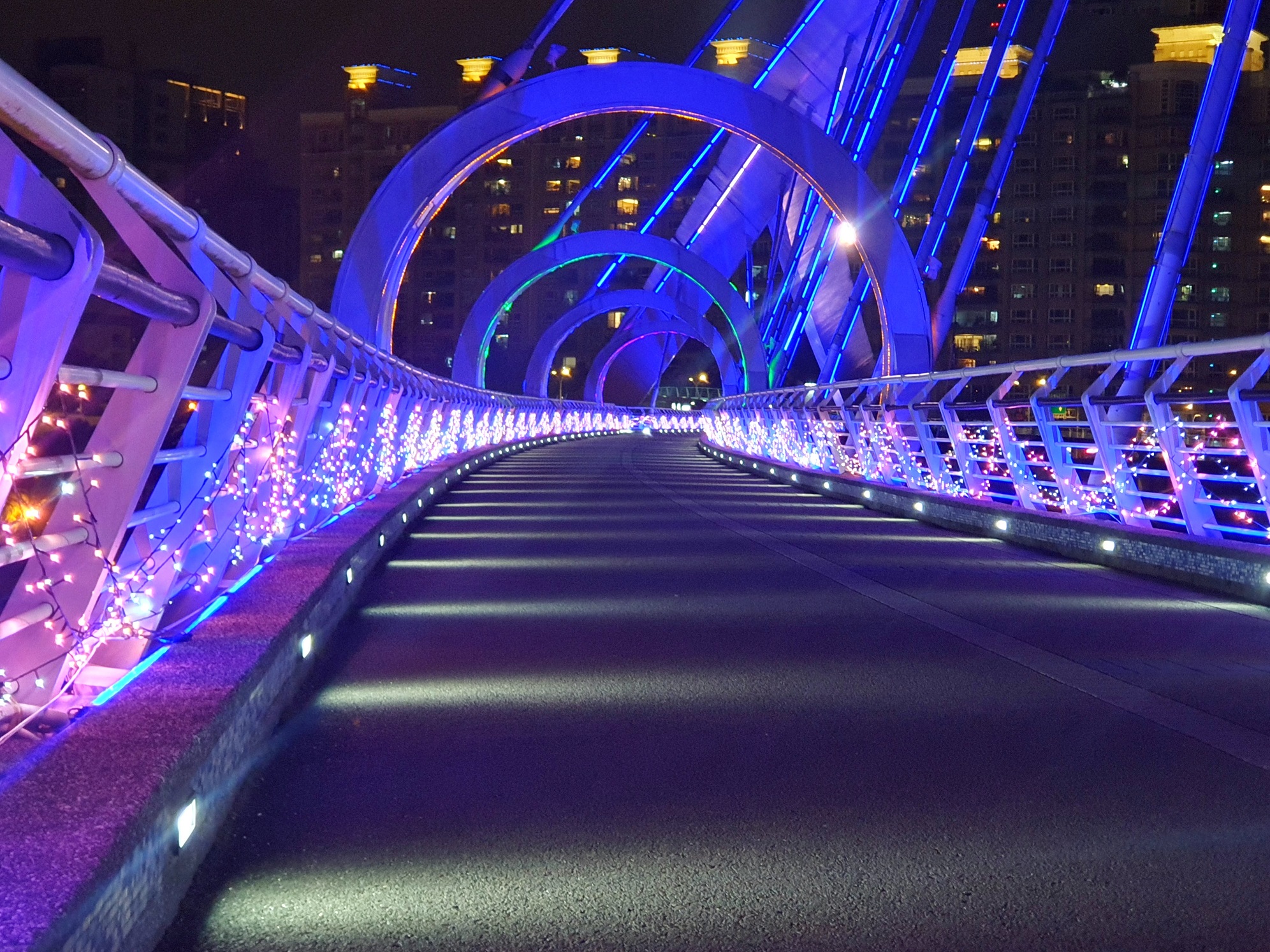 陽光橋展現甜蜜色系的光感，更顯得風情迷人