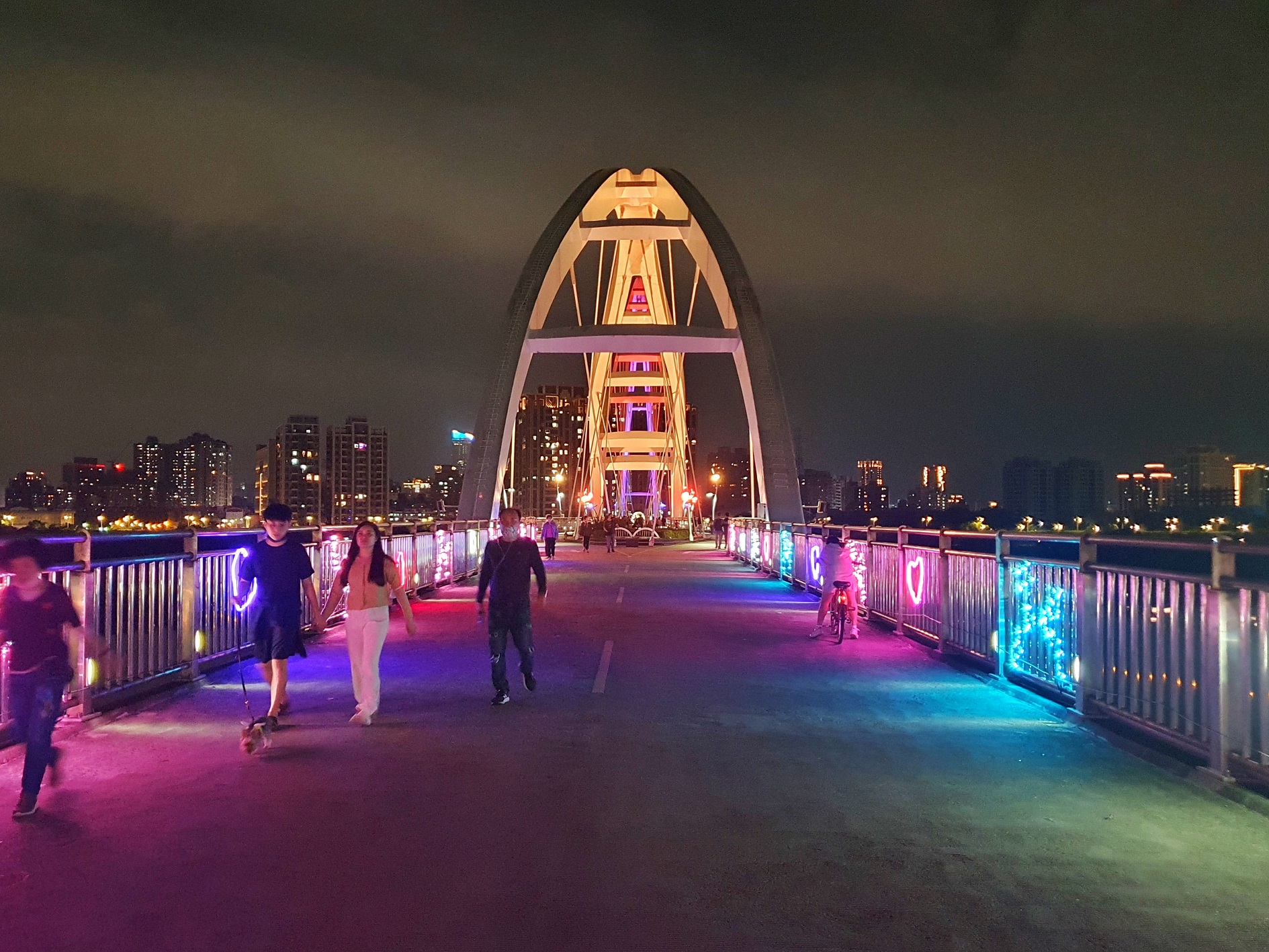 新月橋欄杆掛上繽紛的LED燈串，為新月橋增添許多浪漫氛圍