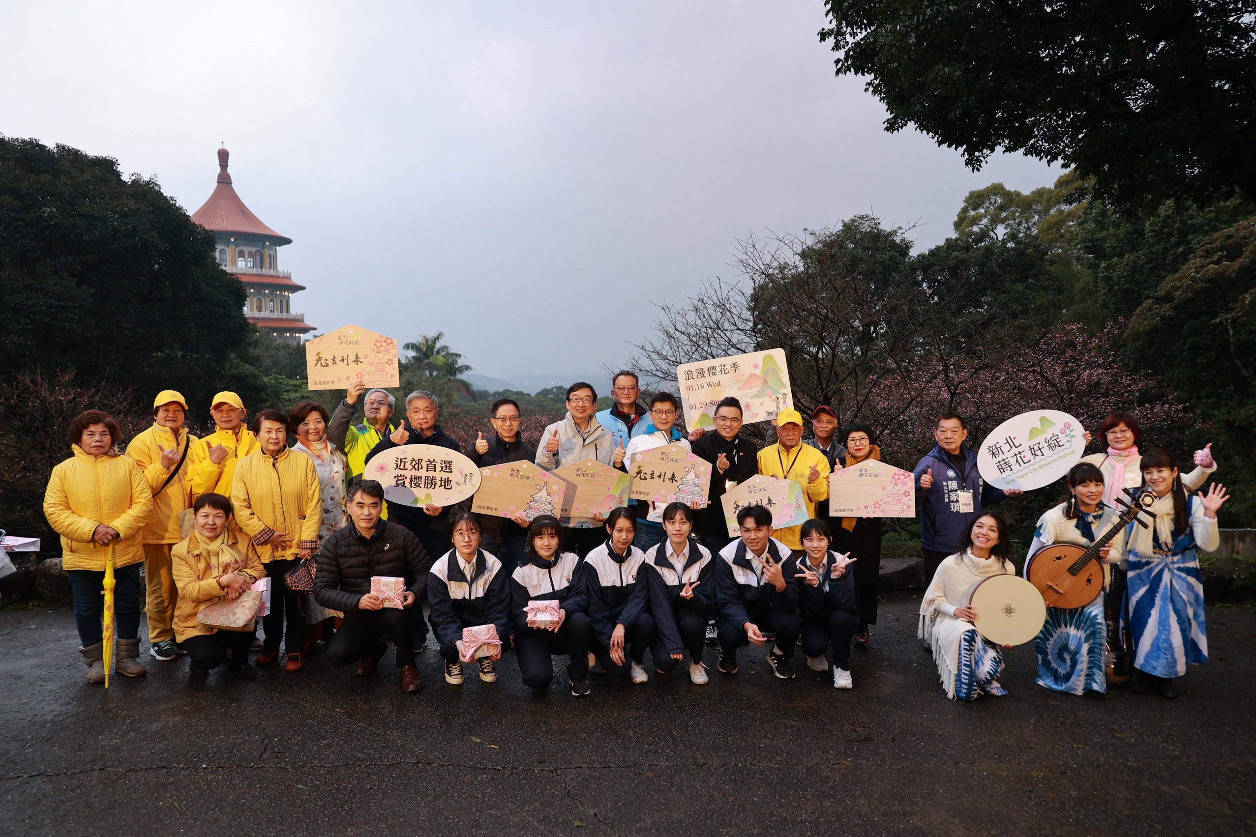 張副秘書長與貴賓們在最佳賞櫻位置前合影