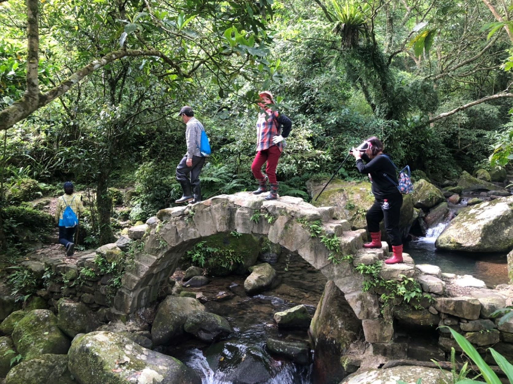 中坑古道中的石拱橋與溪流結合為一幅桃源美景,是登山客必拍之處