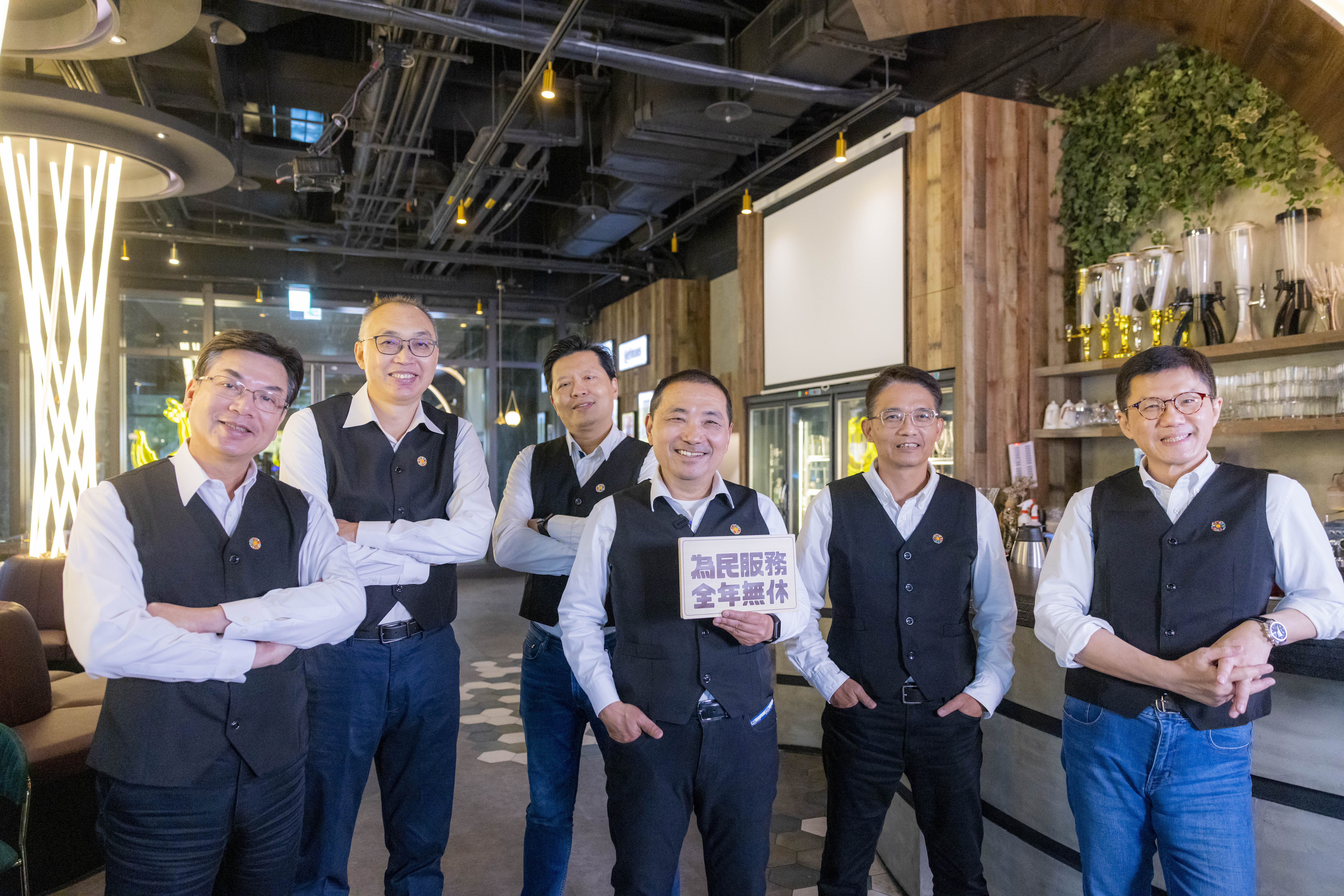 友宜化身「永續餐廳店長」率市府團隊拍攝兔年賀歲影音。