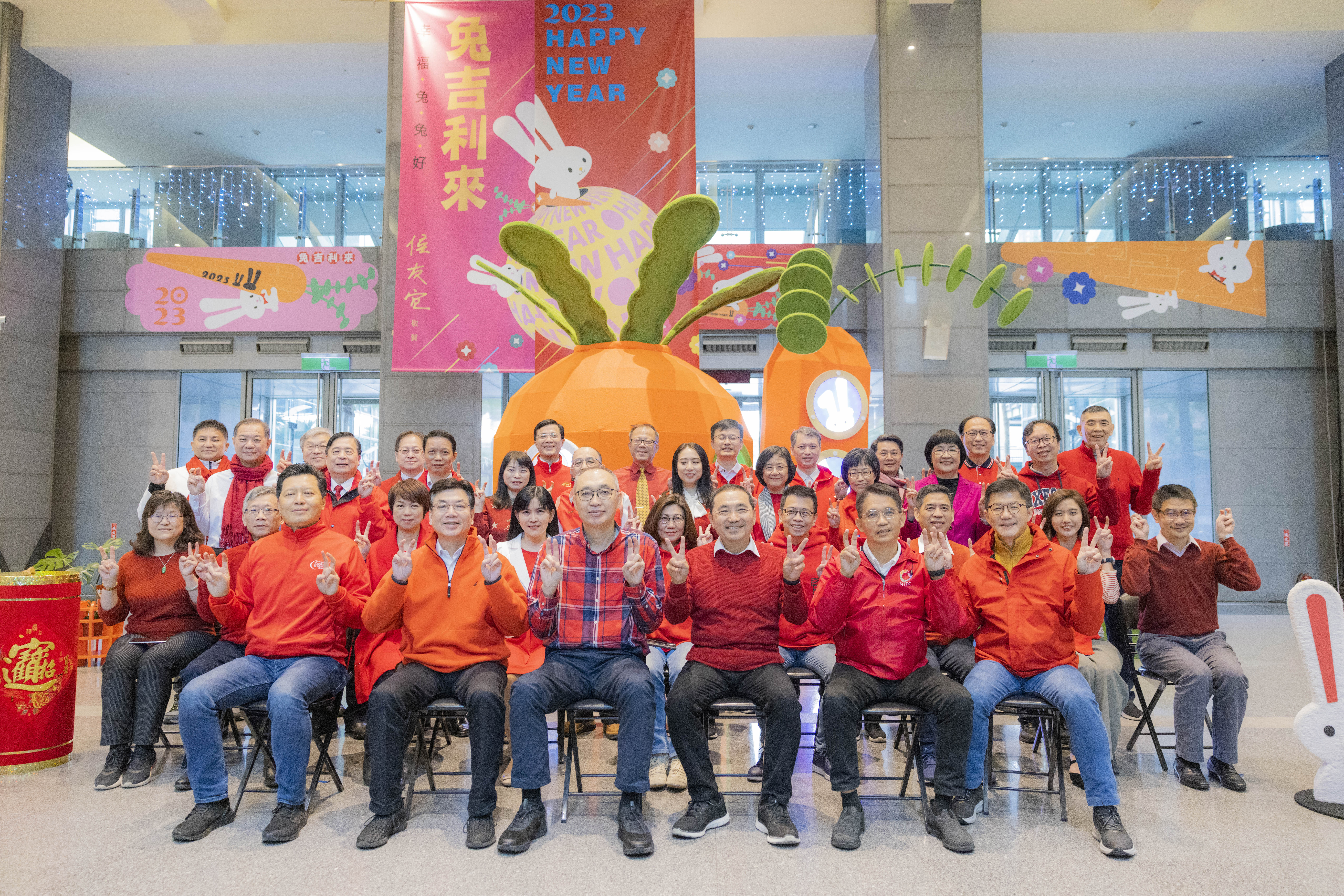 侯友宜與市府一級機關首長向市民拜年,「兔吉利來」祝福大家安定與幸福。