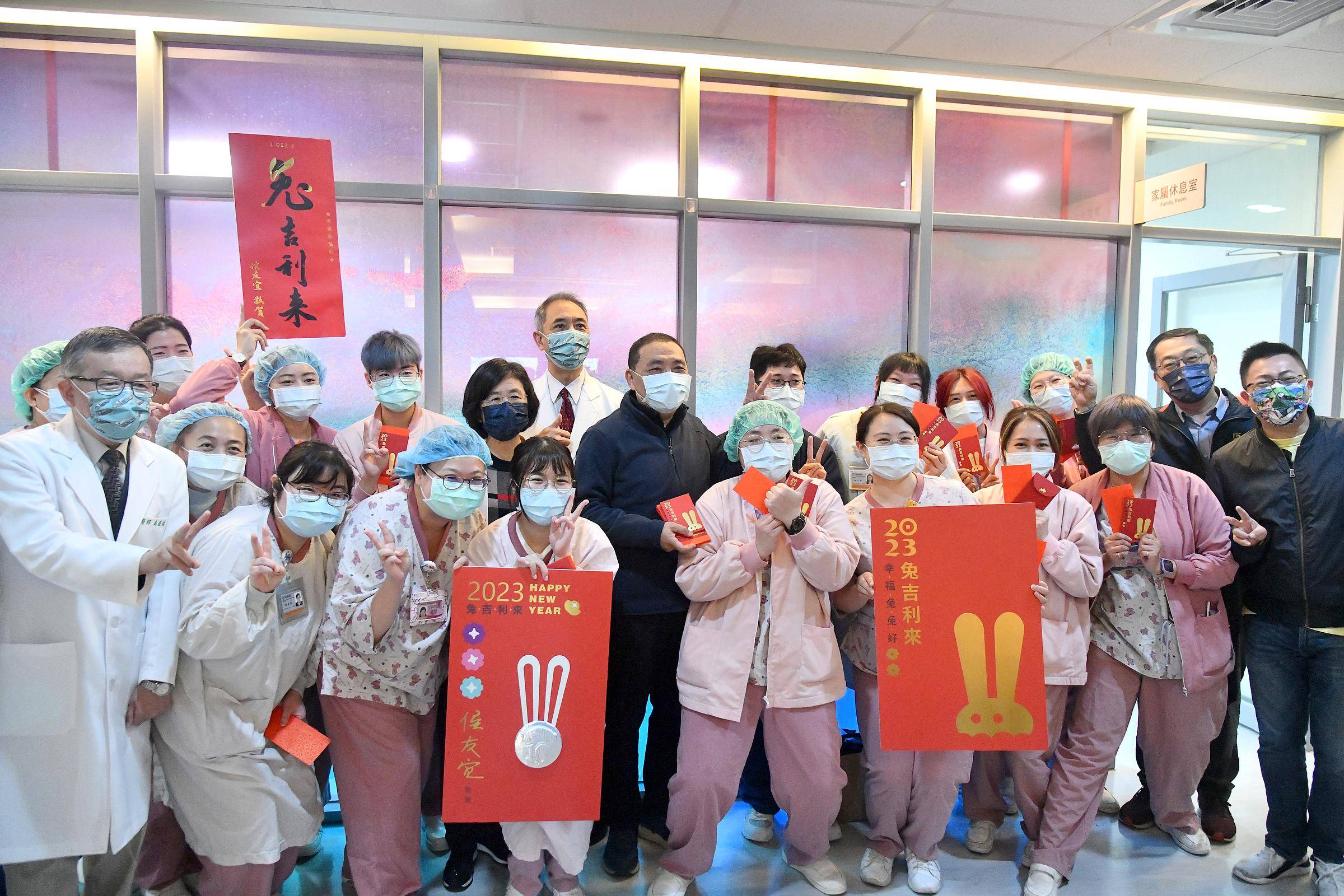 侯友宜前往新北聯醫三重院區慰勞堅守崗位的醫護團隊