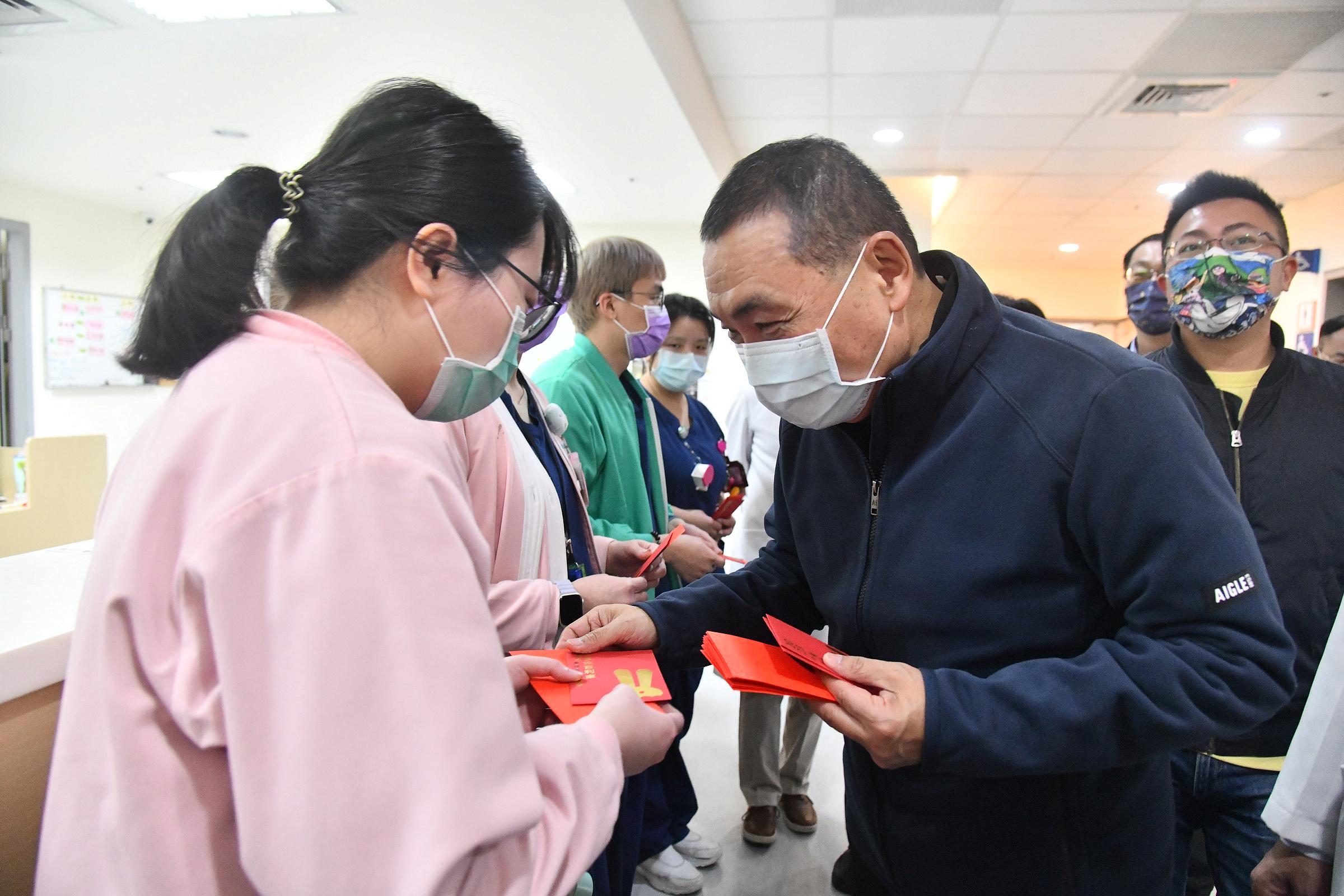 侯友宜致贈紅包及「兔吉利來」福袋予醫護人員表達謝意