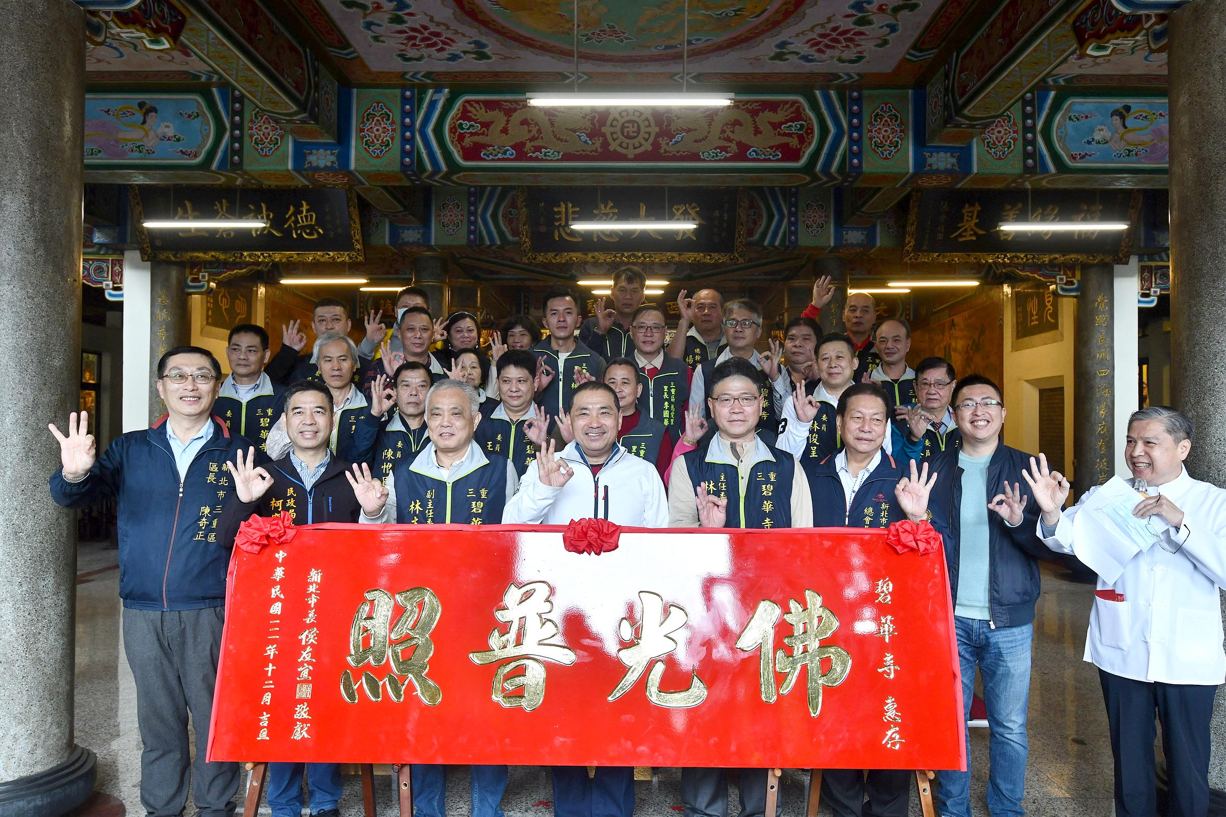 侯友宜向眾神祈求國泰民安、風調雨順,也祈願疫情過後經濟起飛,讓市民過好日子。