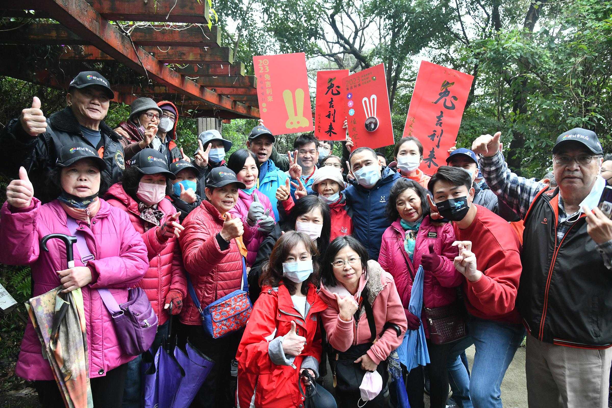 大年初三氣溫驟降,新北市府於23日啟動防寒機制,市長侯友宜提醒市民做好保暖措施。