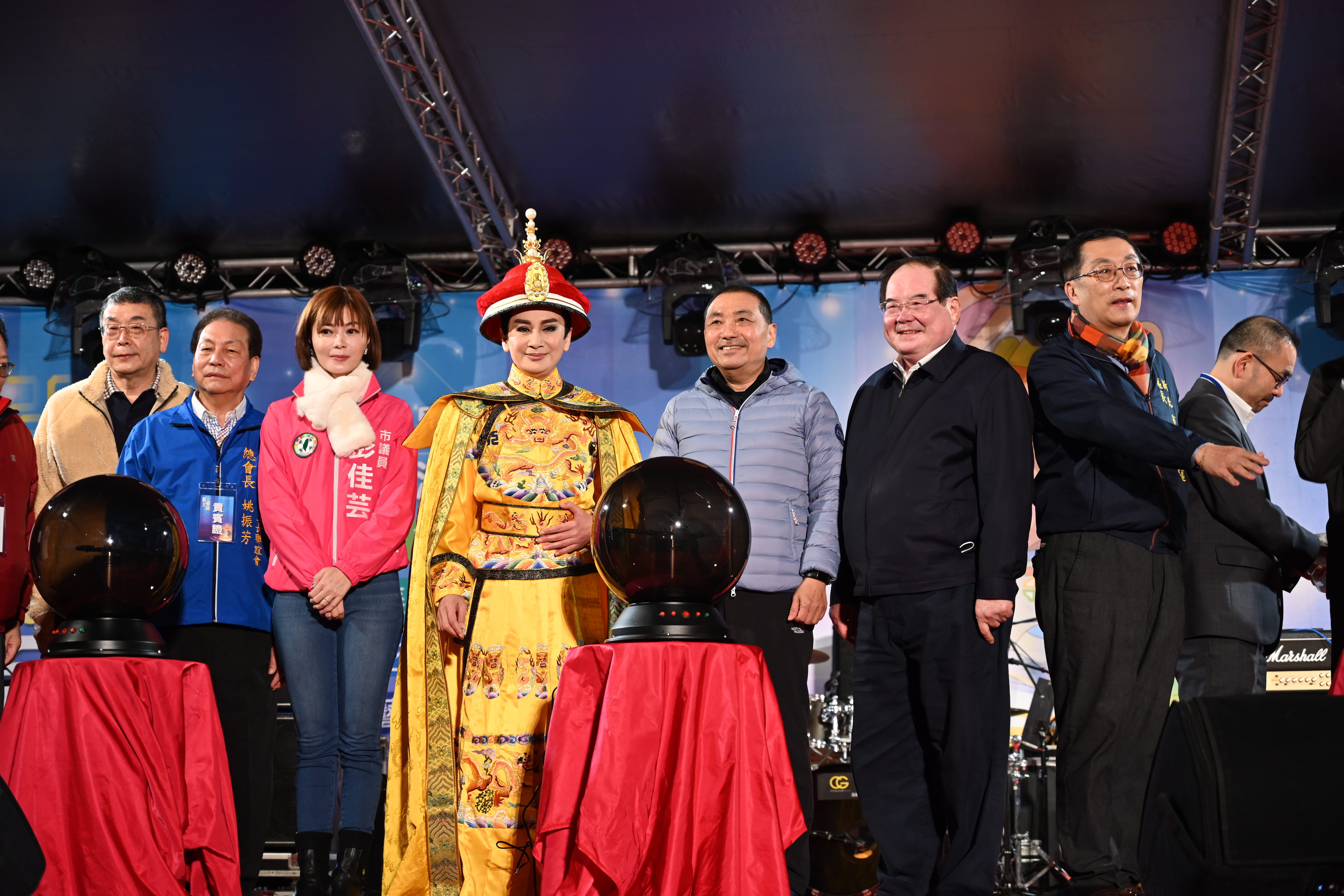 市長侯友宜與日本貴賓及藝人陳亞蘭等共同啟動「兔來運轉」主燈