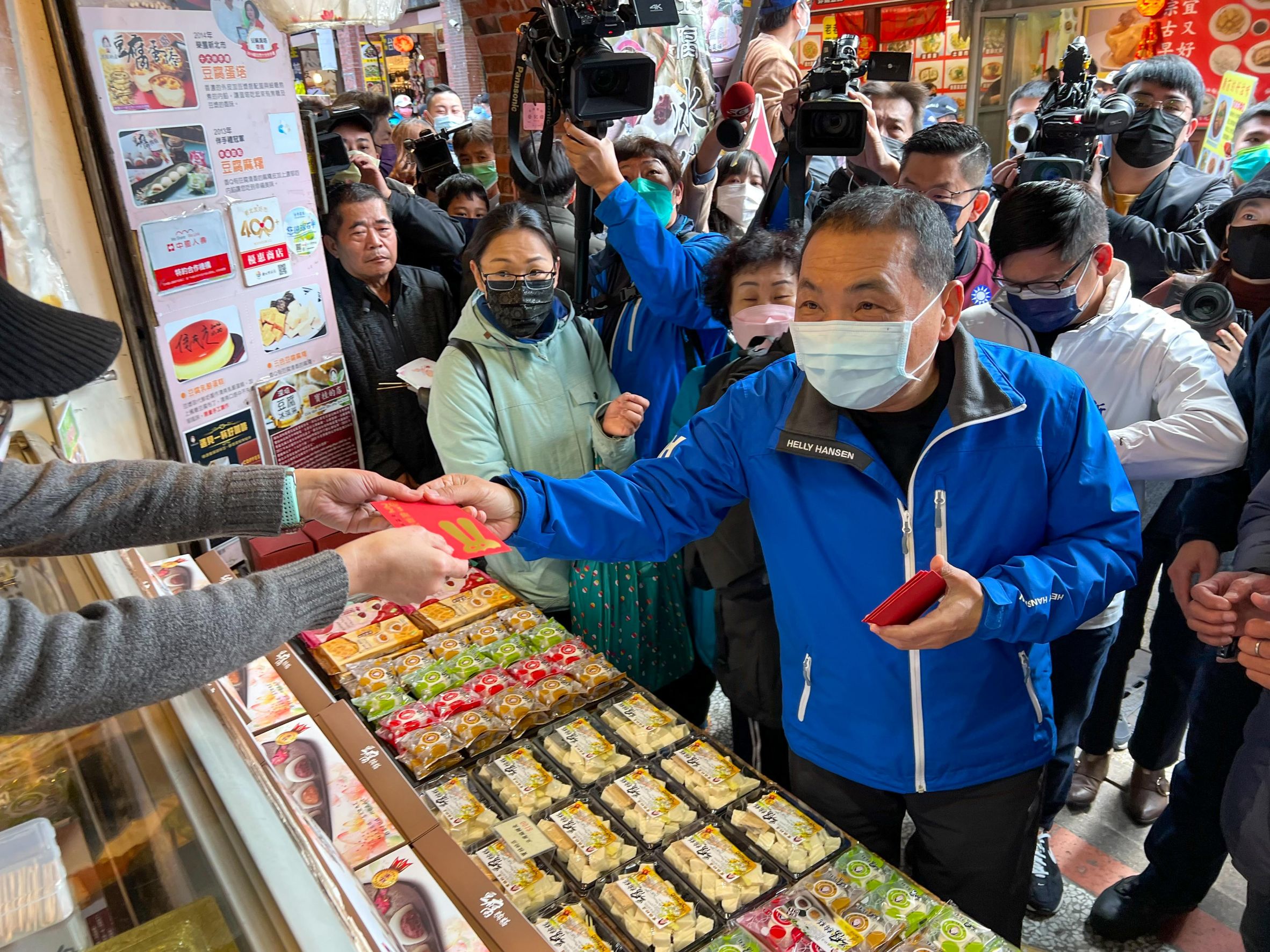 新北市長侯友宜29日至深坑老街走春,發送福袋給老街店家和民眾,訪見疫後商圈景氣回甦狀況。