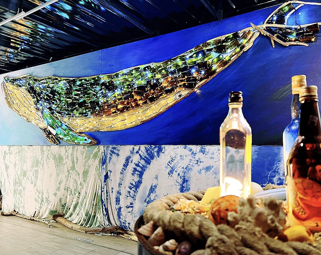 ▲原民局今年在新北燈會以「與環境共好」為主題,以海廢為基材,結合原住民傳說故事,製作長約5米的鯨魚燈飾,別緻又亮麗。(圖/新北市政府原民局提供)